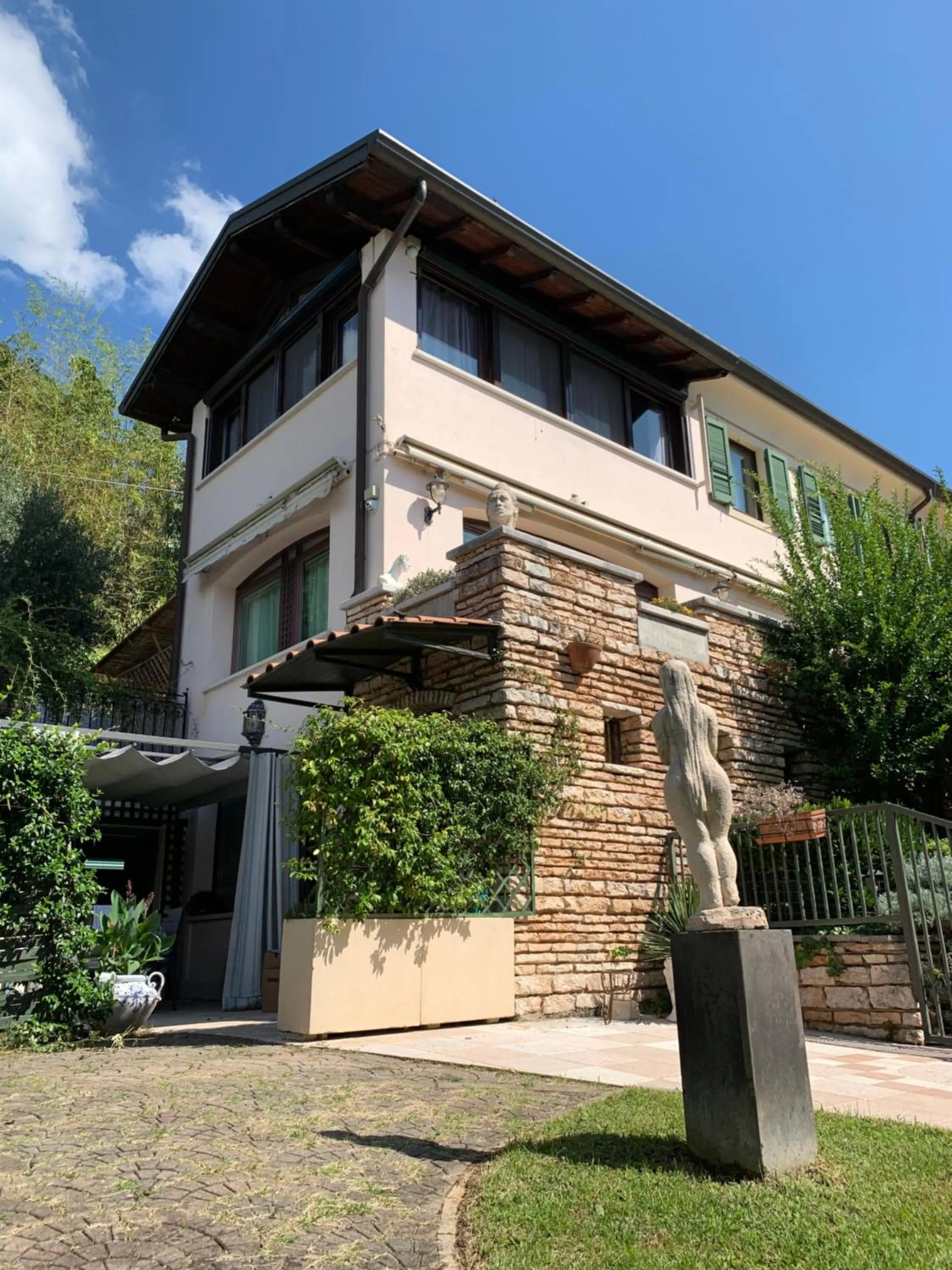 Facade/entrance in Villa Isidoro ampio parco ,piscina privata, arte e giochi , fitness