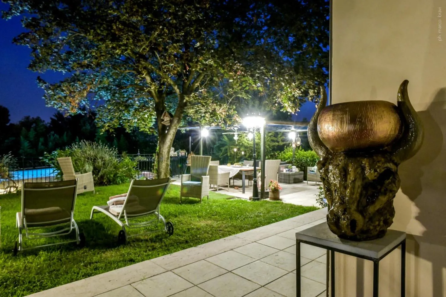 Patio in Villa Isidoro ampio parco ,piscina privata, arte e giochi , fitness