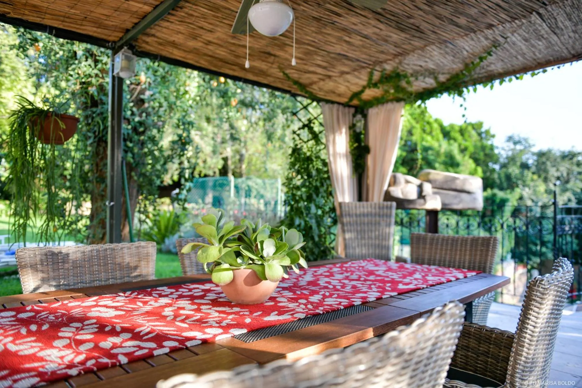 Patio in Villa Isidoro ampio parco ,piscina privata, arte e giochi , fitness