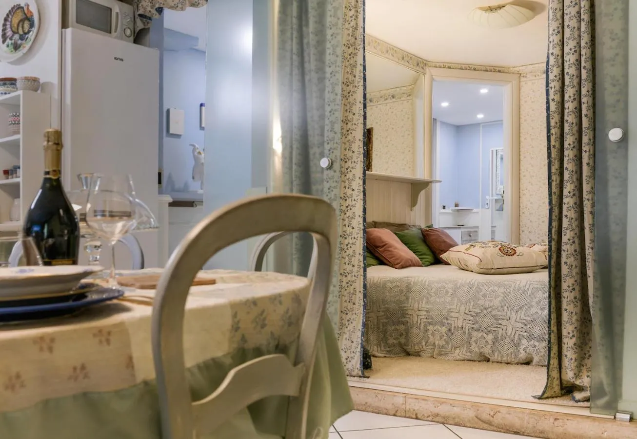 Kitchen or kitchenette in Villa Isidoro ampio parco ,piscina privata, arte e giochi , fitness