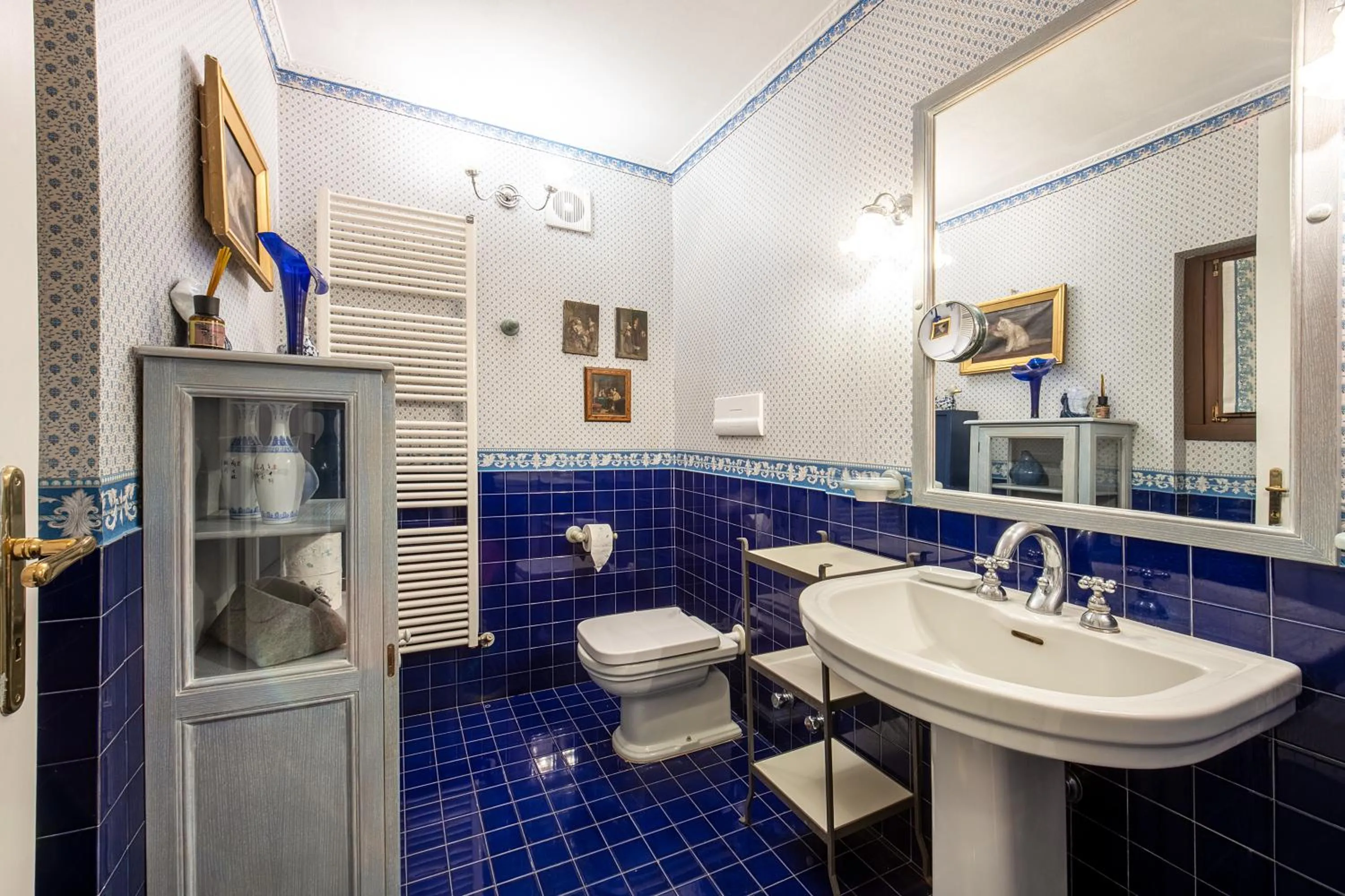Toilet in Villa Isidoro ampio parco ,piscina privata, arte e giochi , fitness
