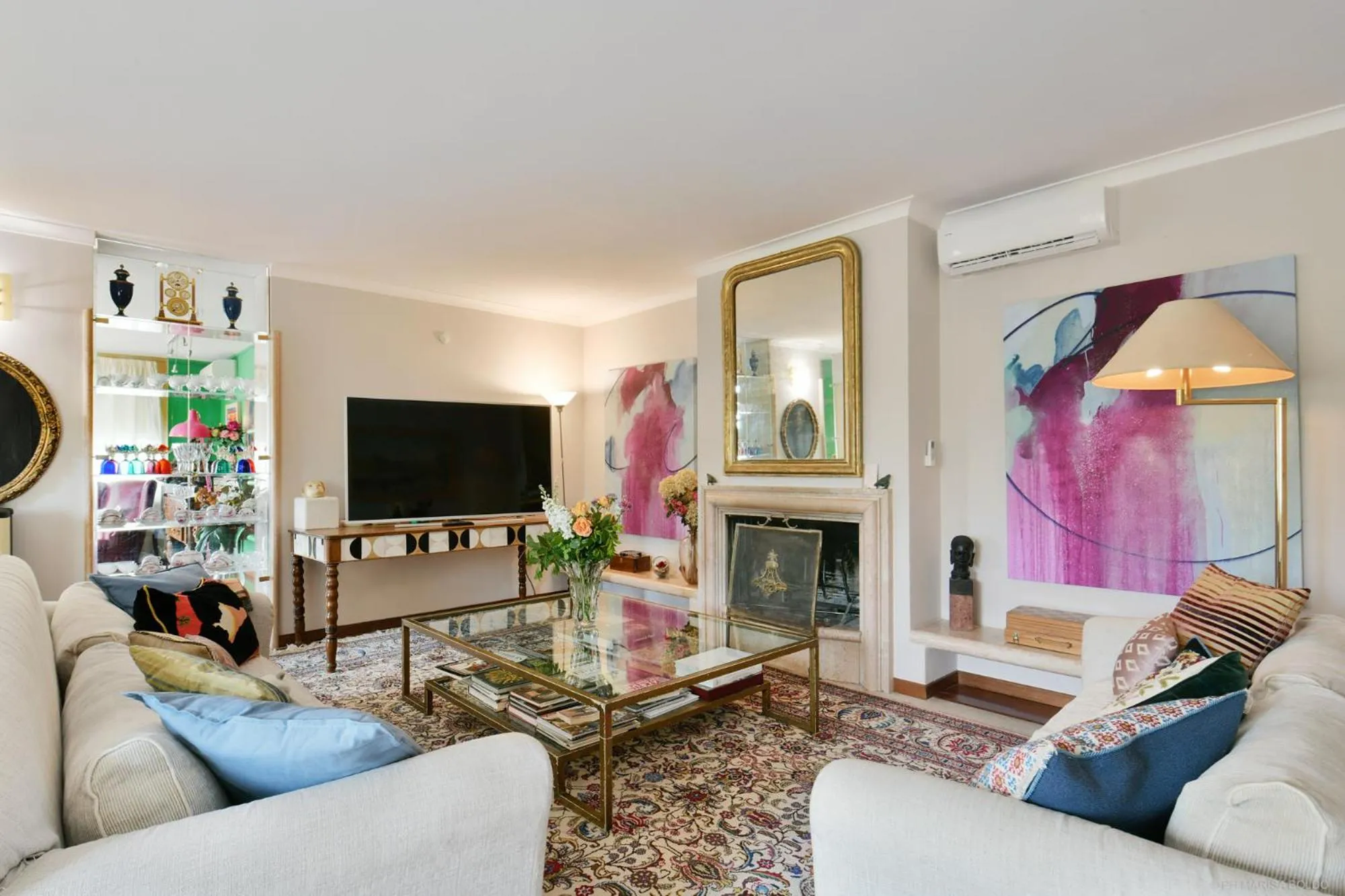 Living room in Villa Isidoro ampio parco ,piscina privata, arte e giochi , fitness