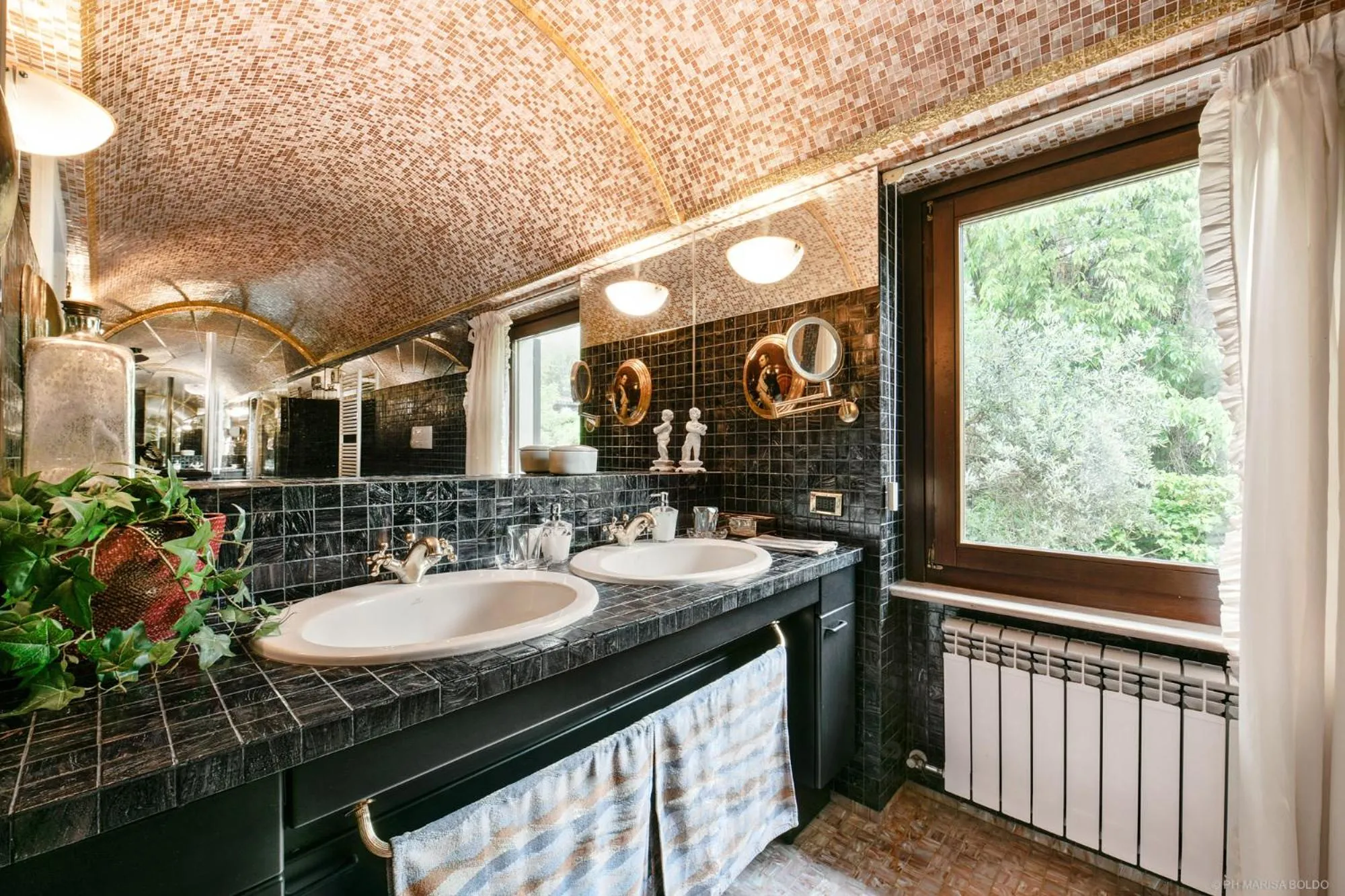 Bathroom in Villa Isidoro ampio parco ,piscina privata, arte e giochi , fitness