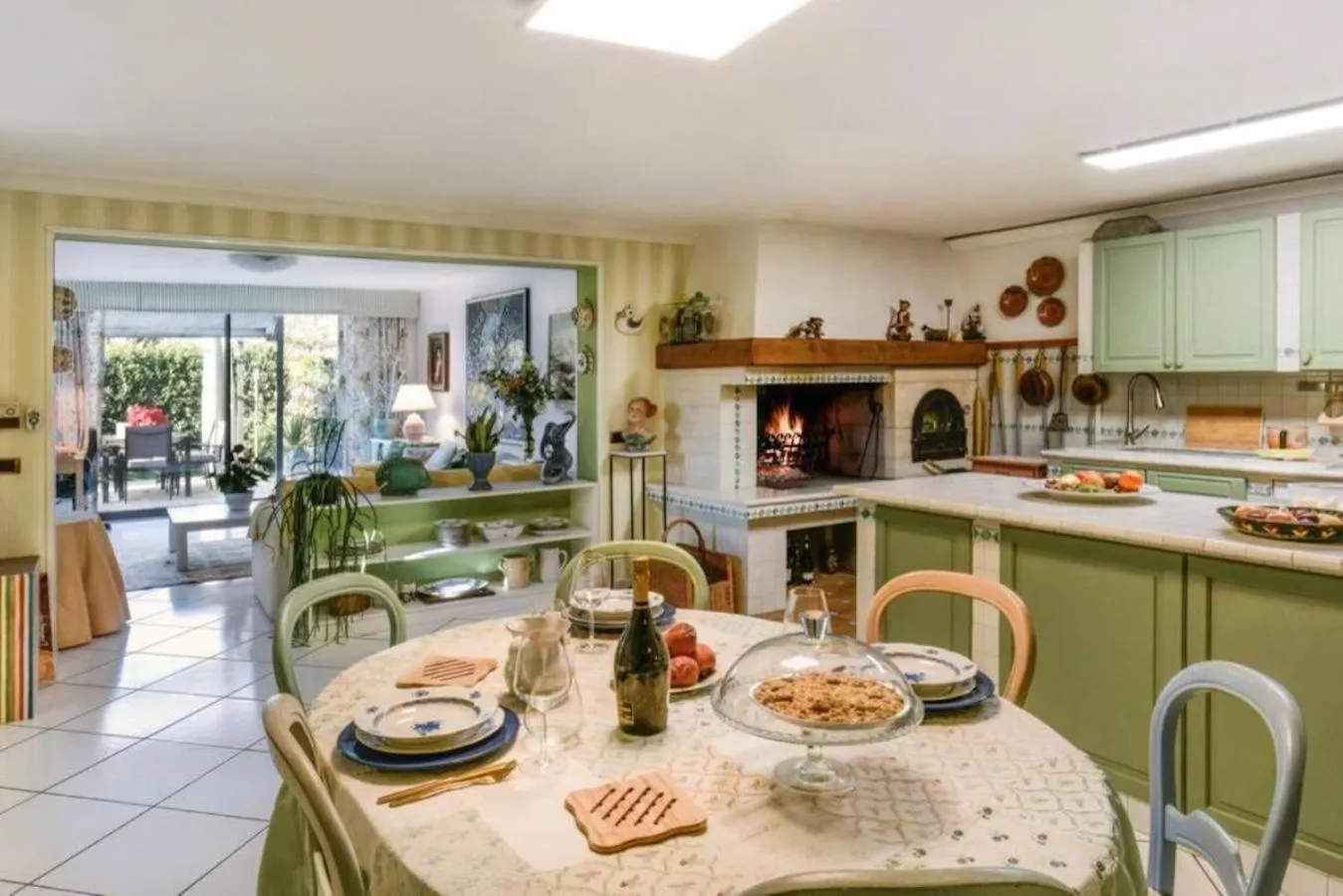 Kitchen or kitchenette in Villa Isidoro ampio parco ,piscina privata, arte e giochi , fitness
