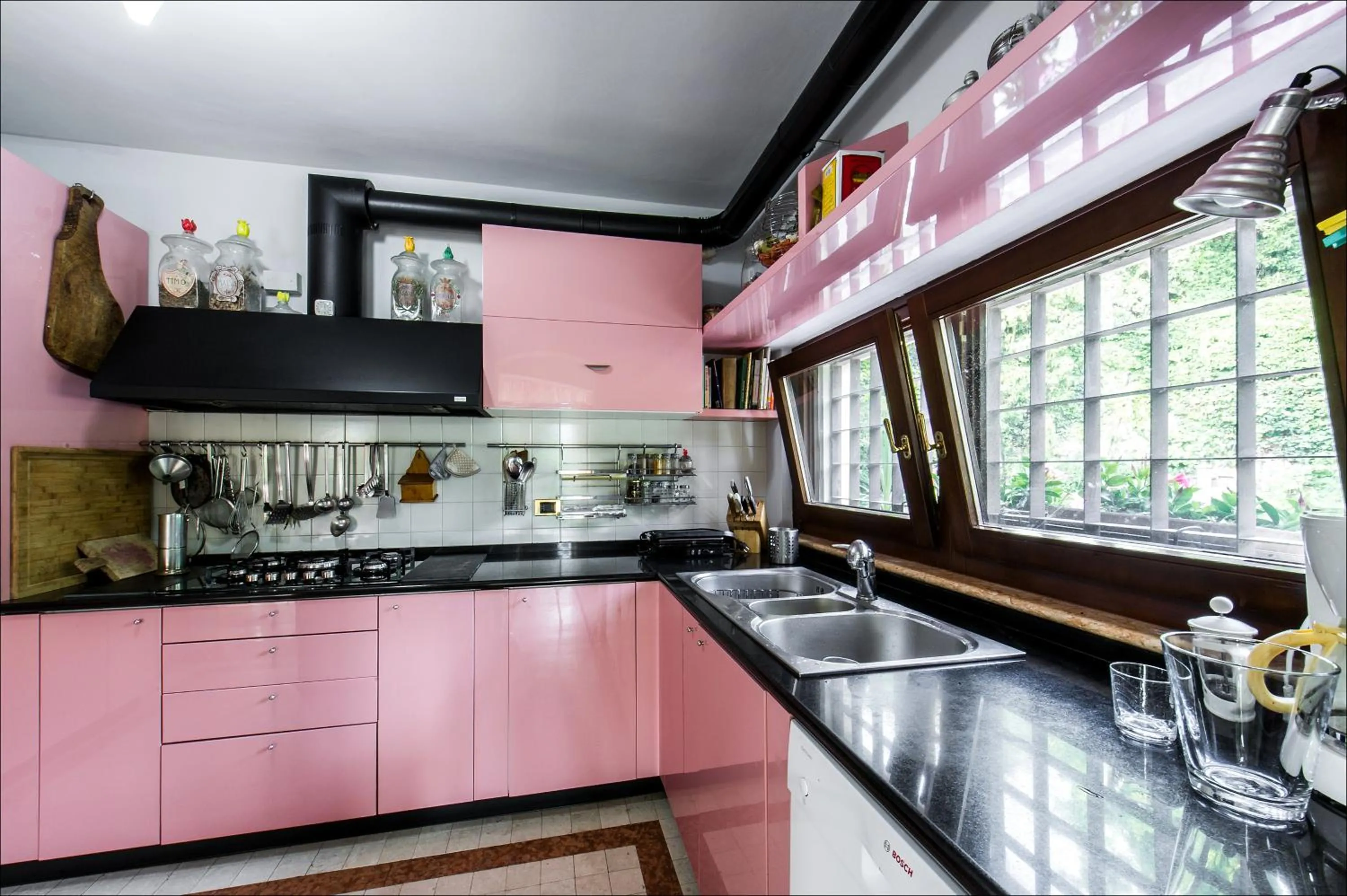 Kitchen or kitchenette in Villa Isidoro ampio parco ,piscina privata, arte e giochi , fitness