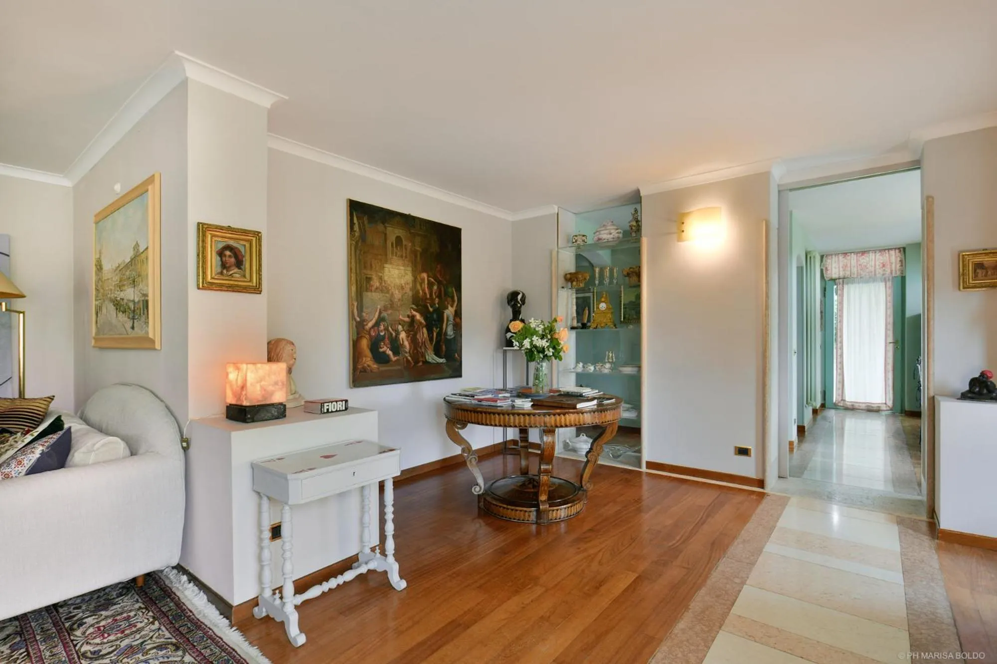 Living room in Villa Isidoro ampio parco ,piscina privata, arte e giochi , fitness