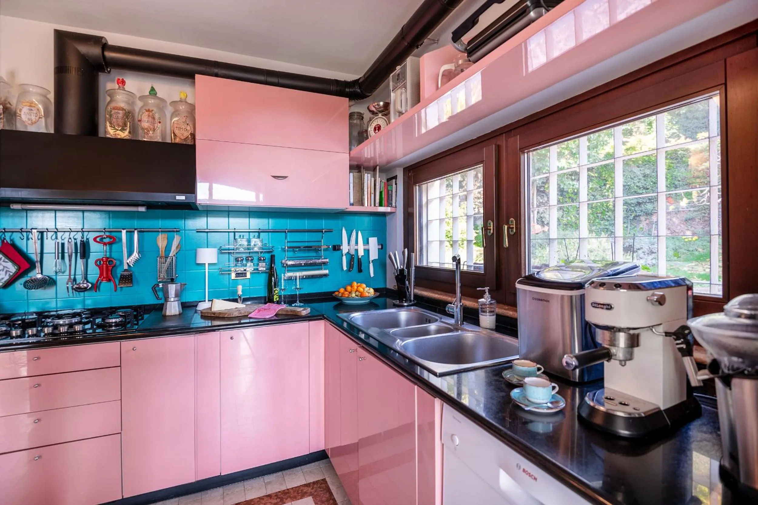 kitchen in Villa Isidoro ampio parco ,piscina privata, arte e giochi , fitness