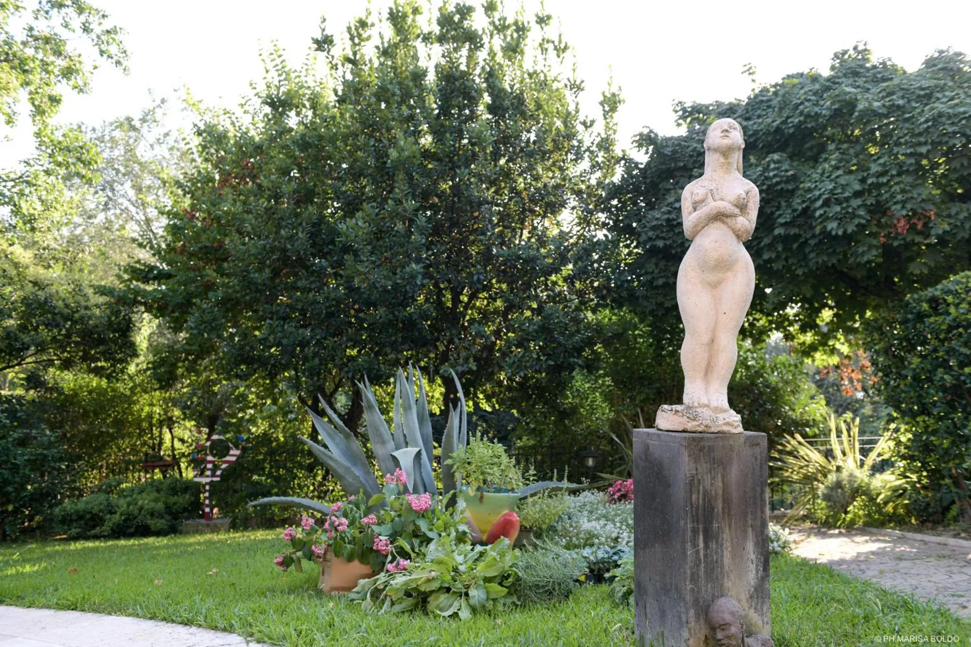 Decorative detail in Villa Isidoro ampio parco ,piscina privata, arte e giochi , fitness