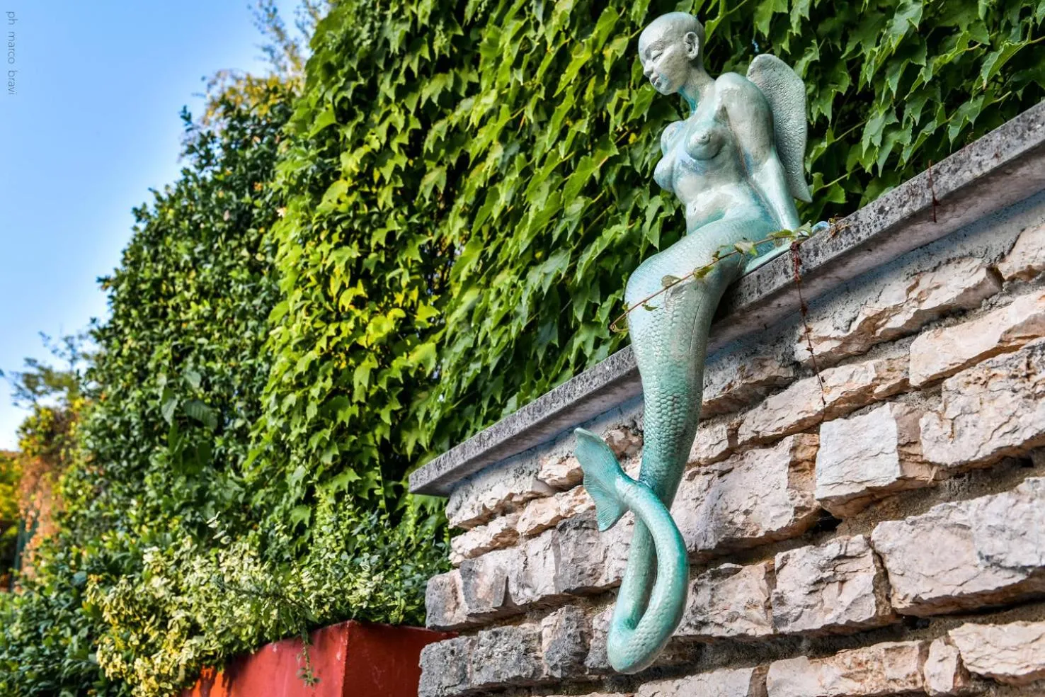 Decorative detail in Villa Isidoro ampio parco ,piscina privata, arte e giochi , fitness