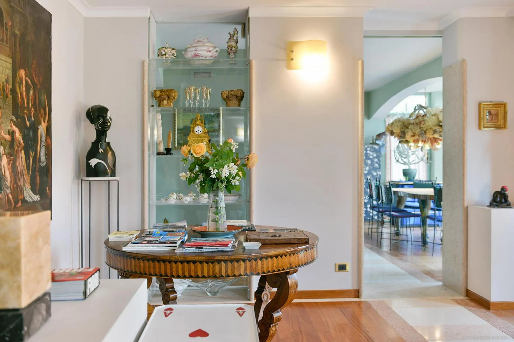 Living room in Villa Isidoro ampio parco ,piscina privata, arte e giochi , fitness