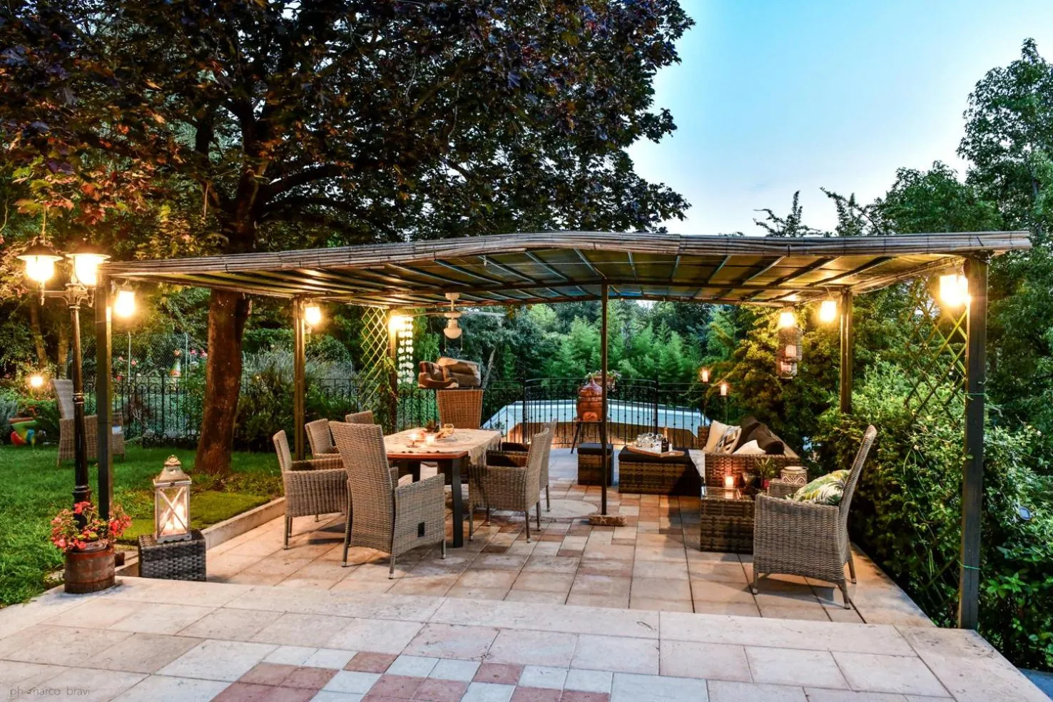 Patio in Villa Isidoro ampio parco ,piscina privata, arte e giochi , fitness