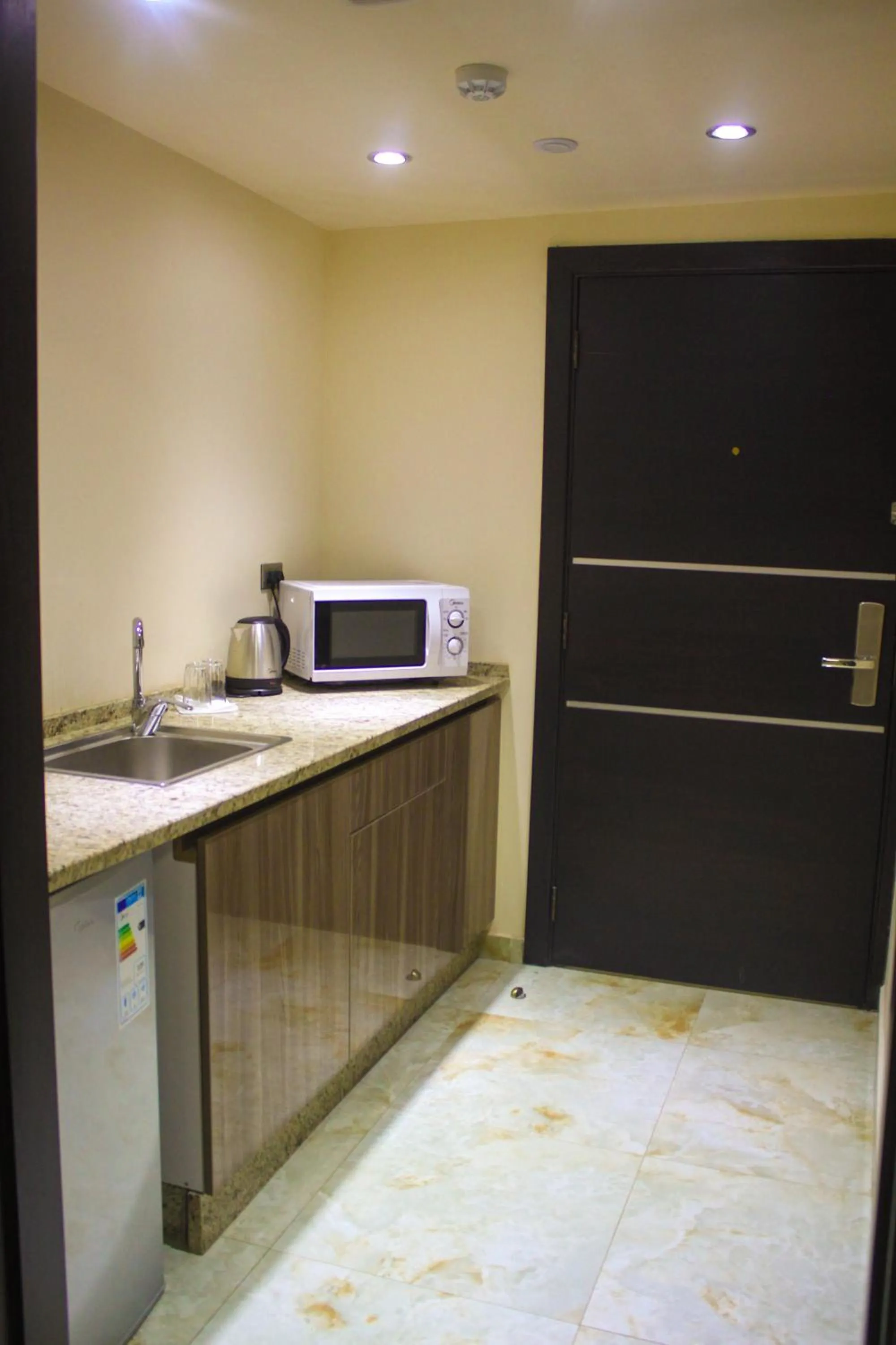 Kitchen or kitchenette in Qaser Al-Sultan Hotel Suites