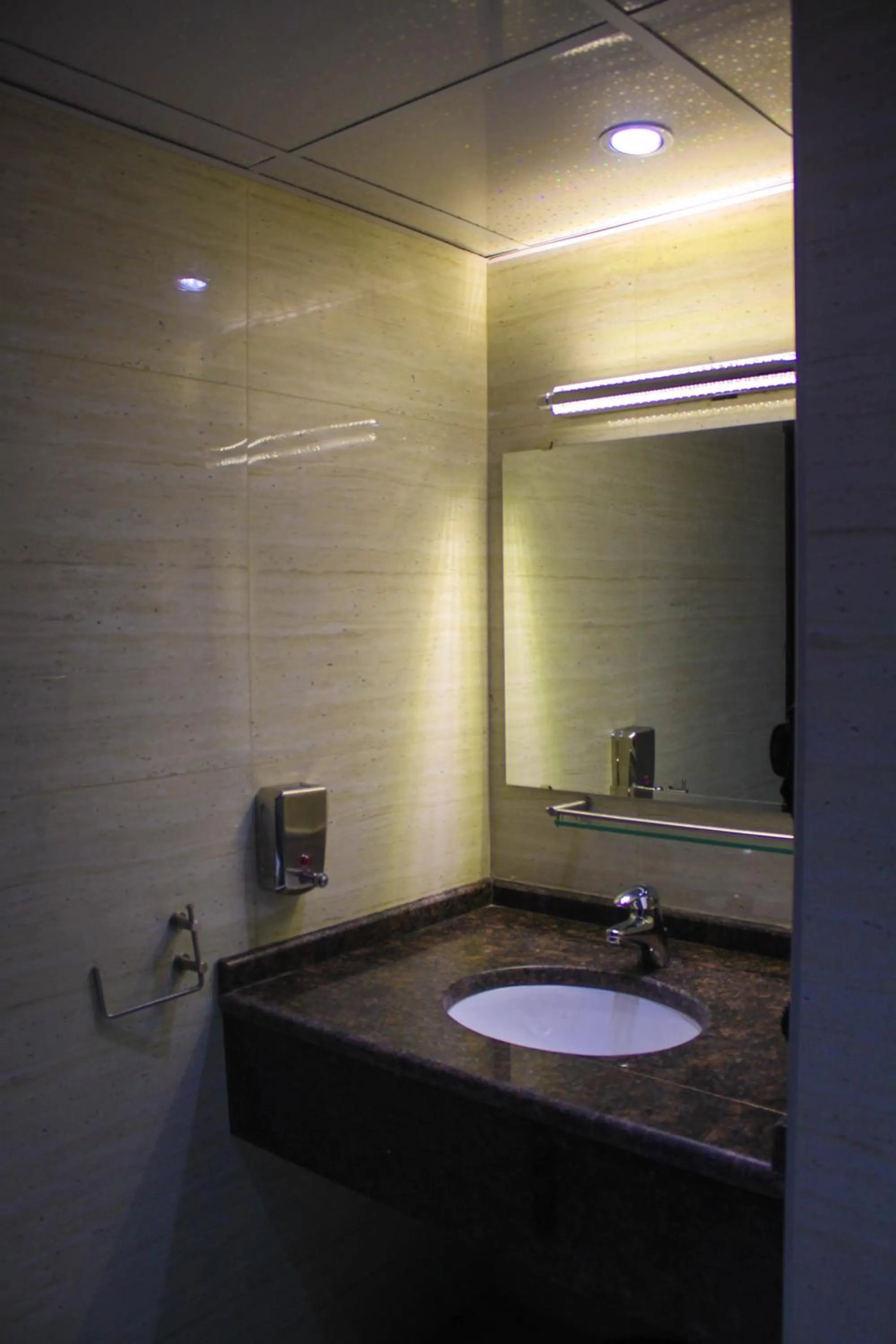 Bathroom in Qaser Al-Sultan Hotel Suites