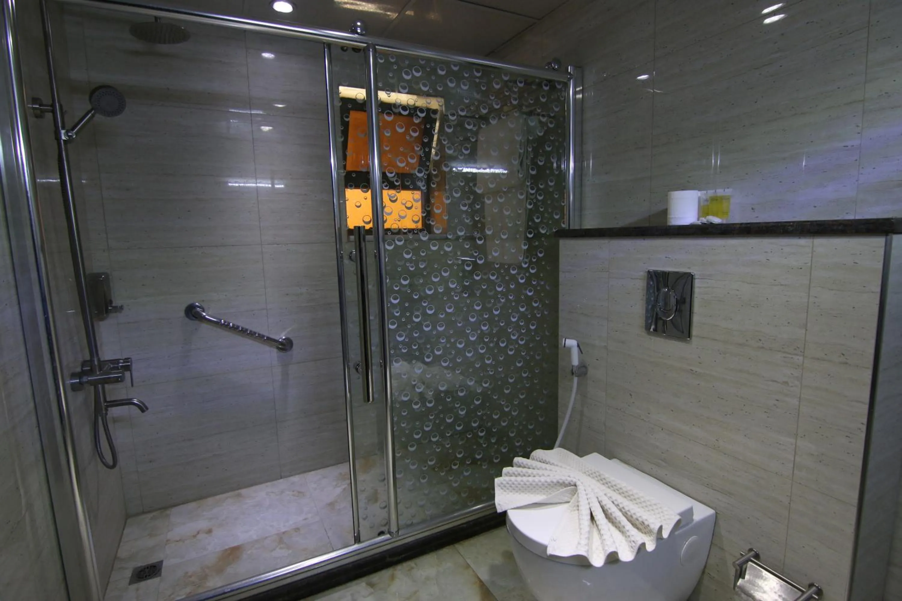 Bathroom in Qaser Al-Sultan Hotel Suites