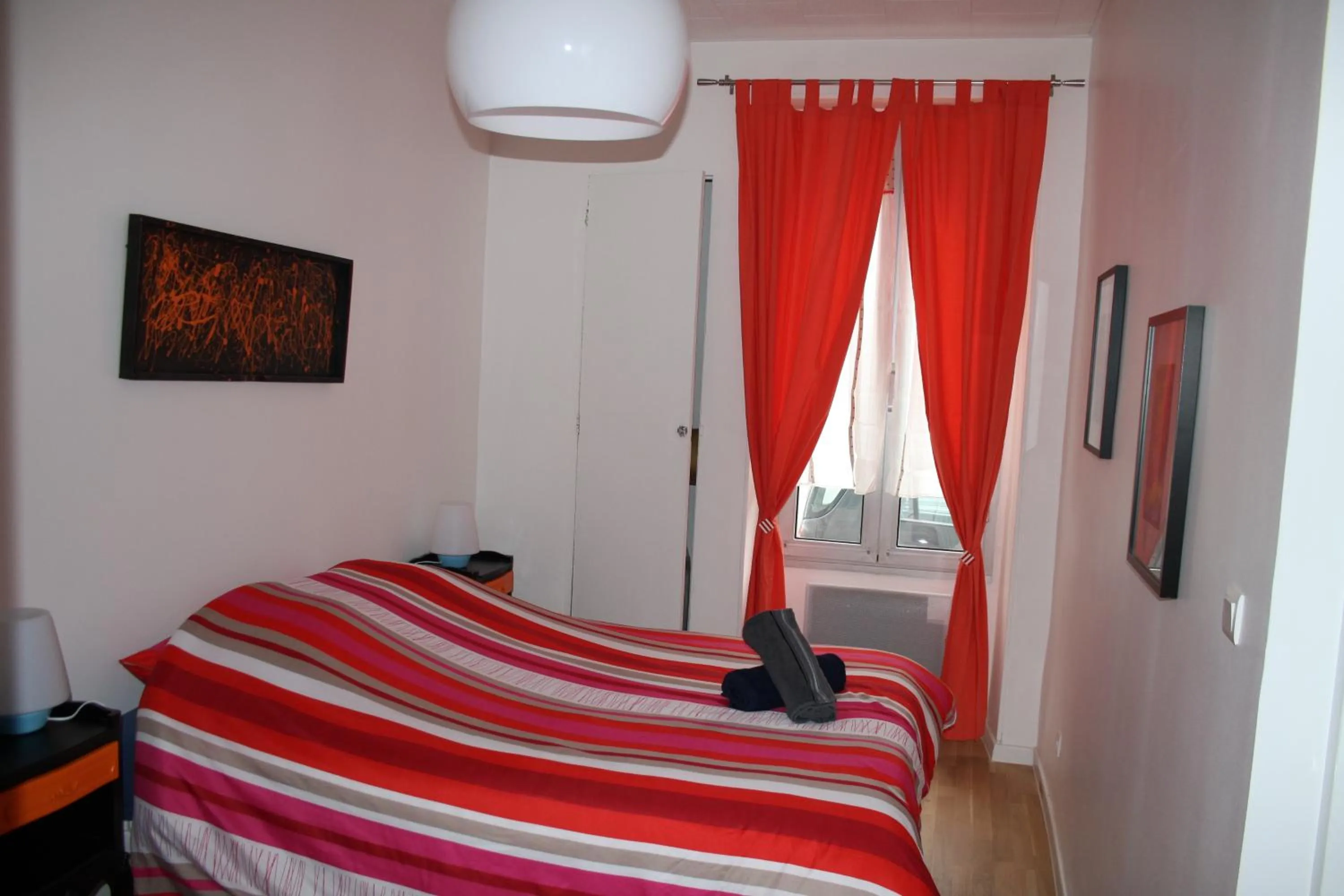 Photo of the whole room, Bed in Casa Ammirati Marseille