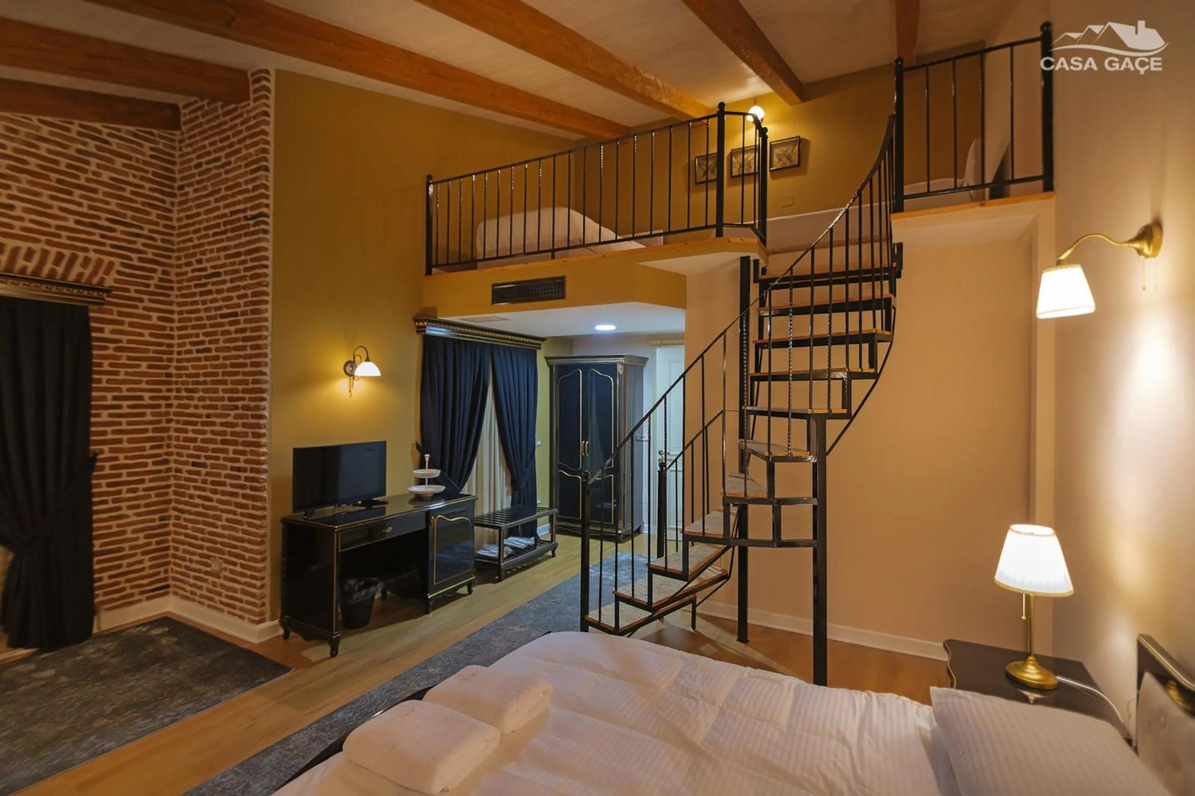 Communal lounge/ TV room, Bed in Casa Gaçe Hotel