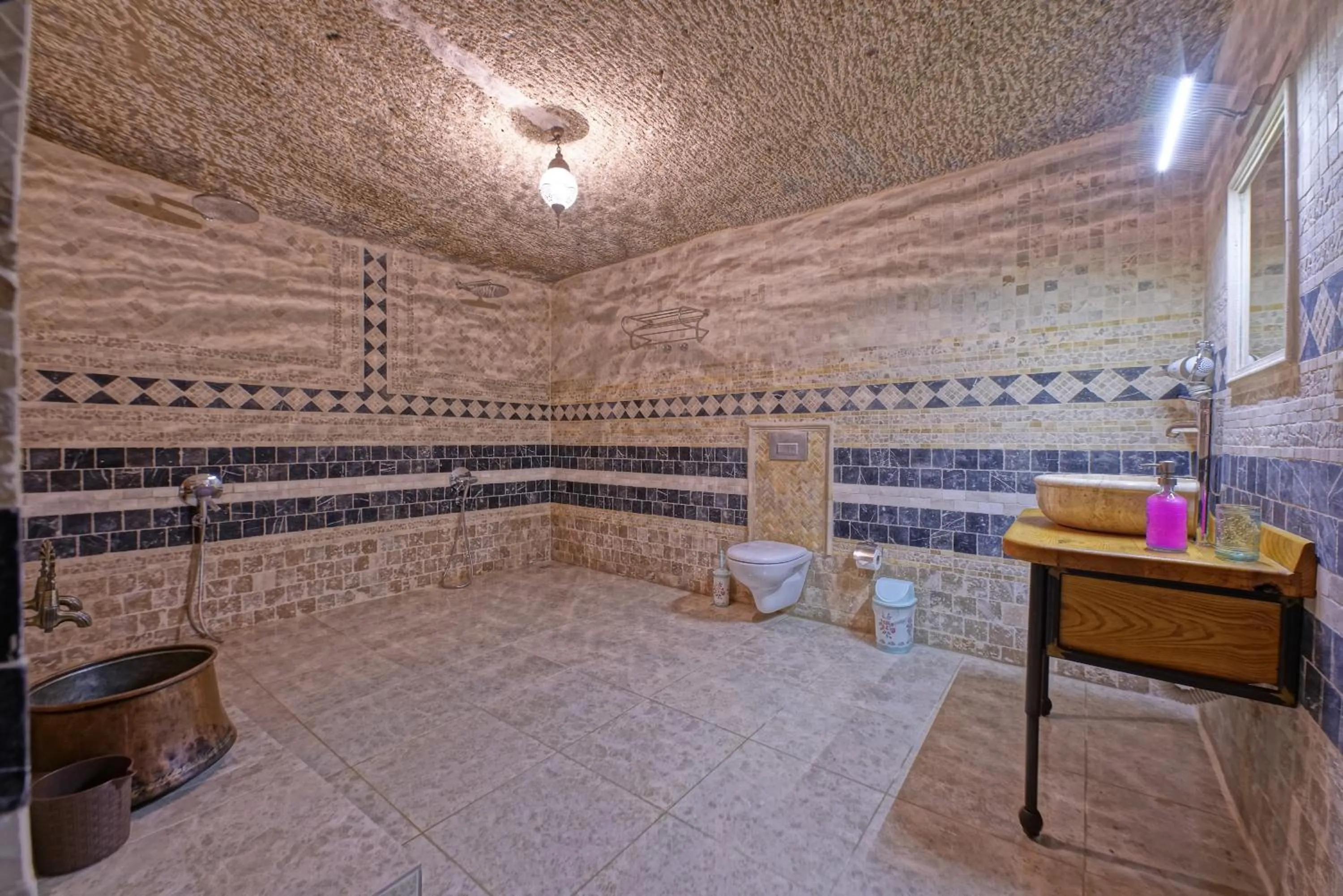 Public Bath in Angel Cave Suite