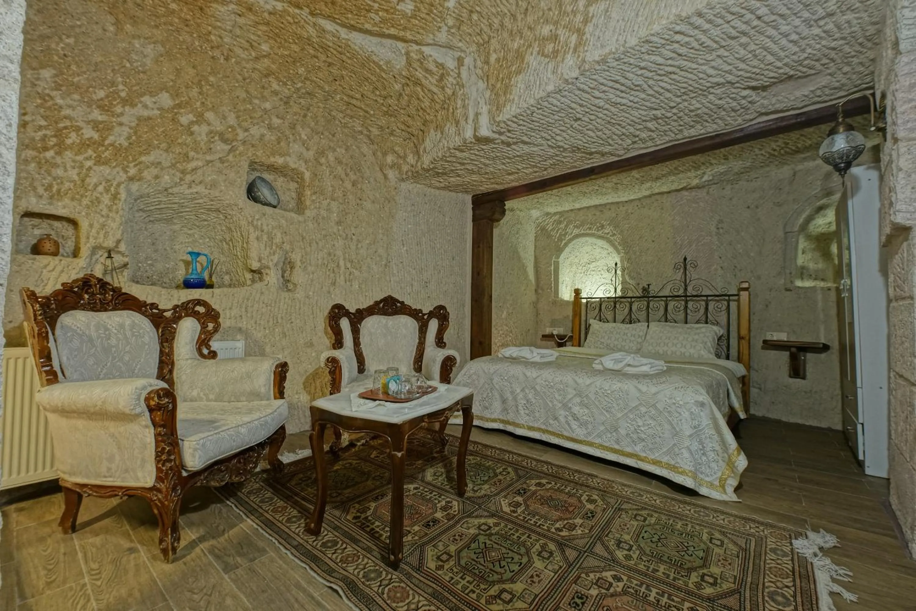 Photo of the whole room in Angel Cave Suite