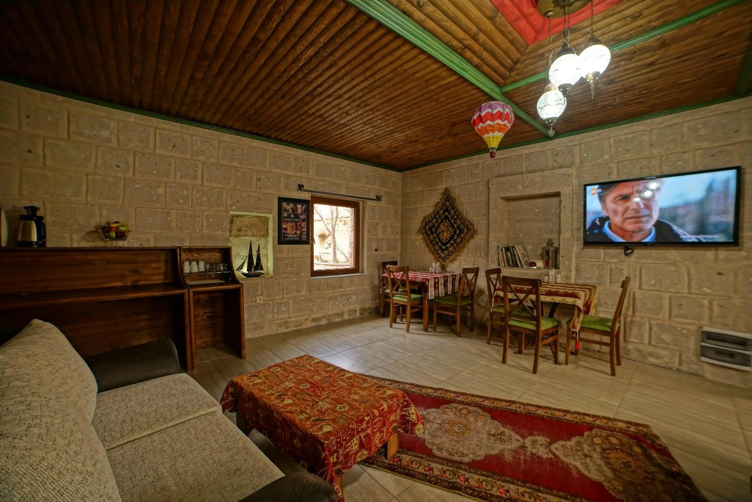 Communal lounge/ TV room in Angel Cave Suite