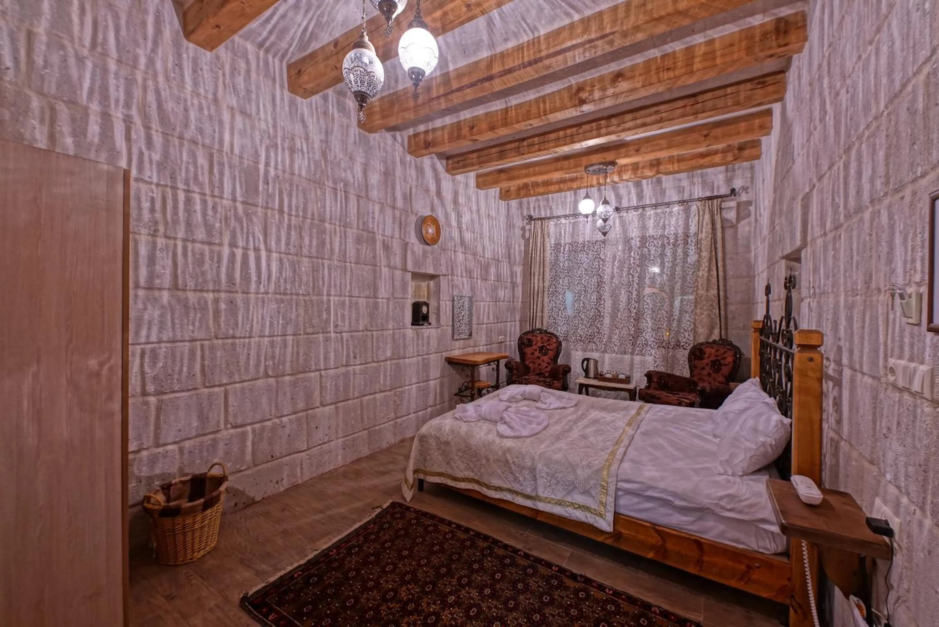 Photo of the whole room in Angel Cave Suite