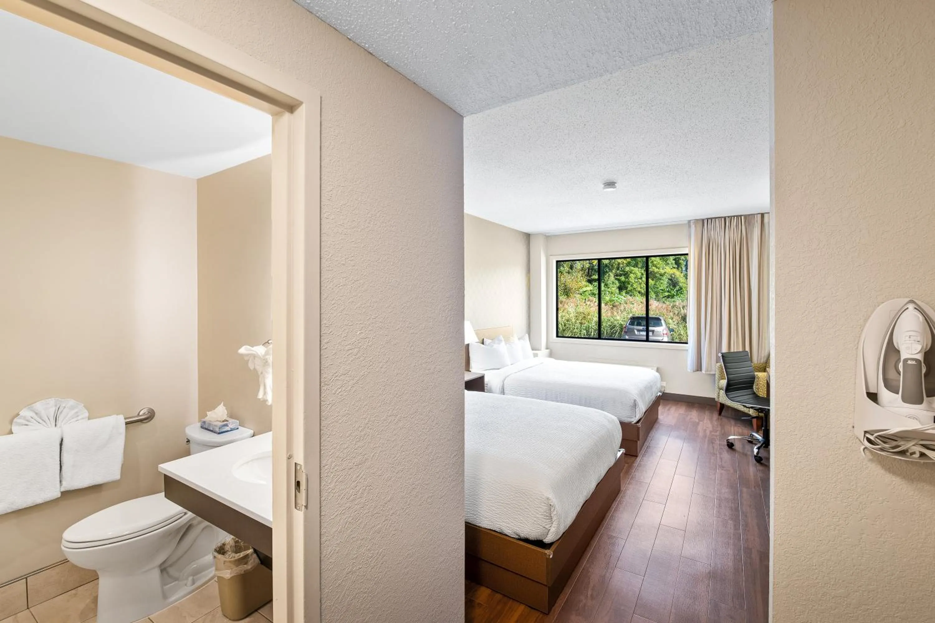 Photo of the whole room, Bed in The English Inn of Charlottesville