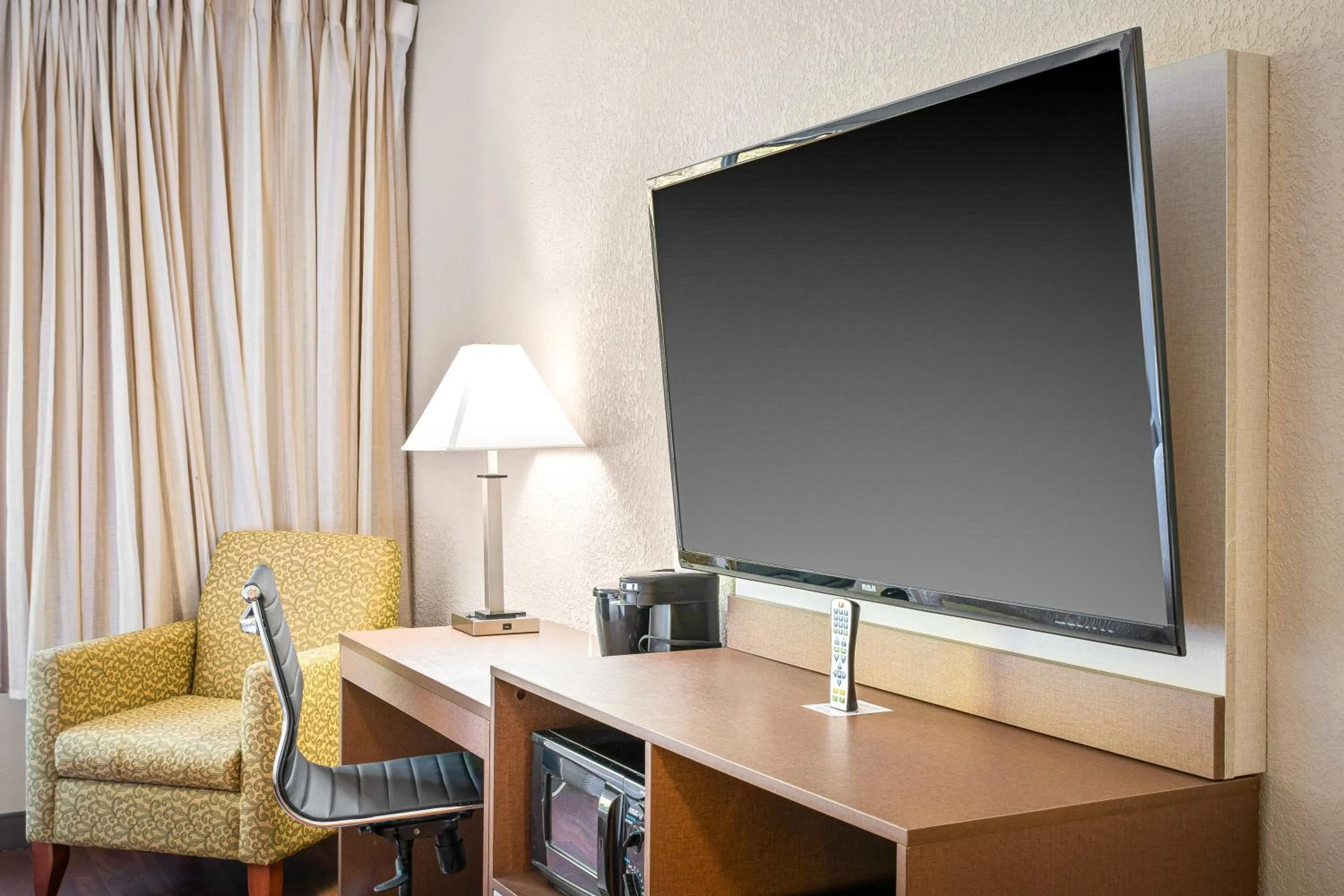 TV and multimedia in The English Inn of Charlottesville