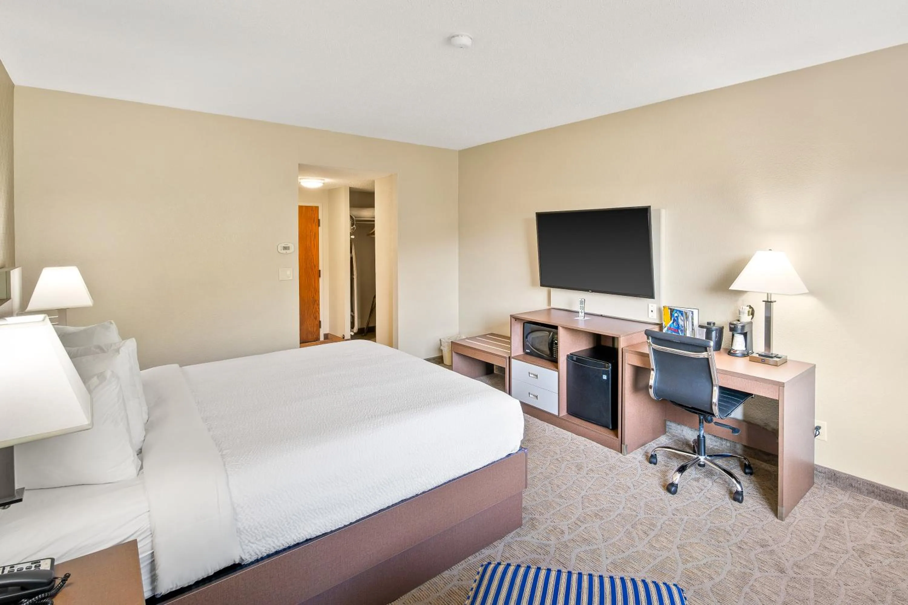 Photo of the whole room, Bed in The English Inn of Charlottesville
