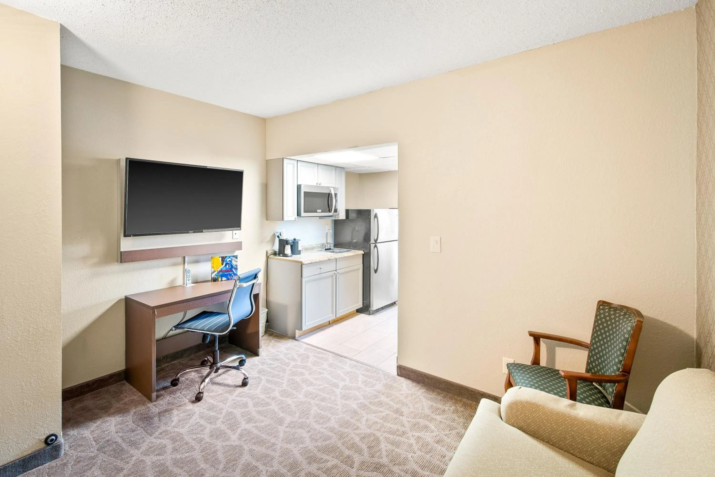 Living room in The English Inn of Charlottesville