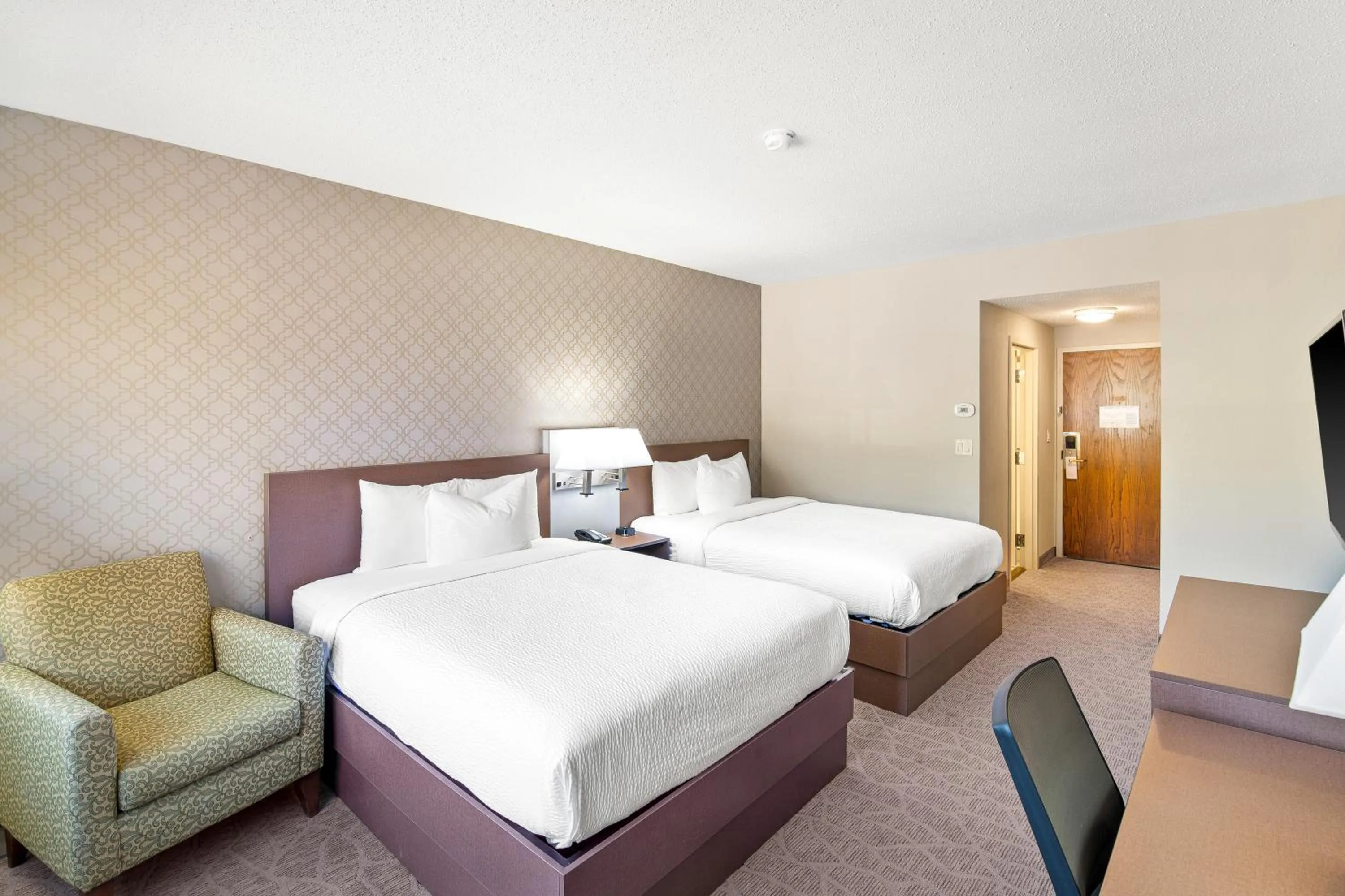 Bed in The English Inn of Charlottesville