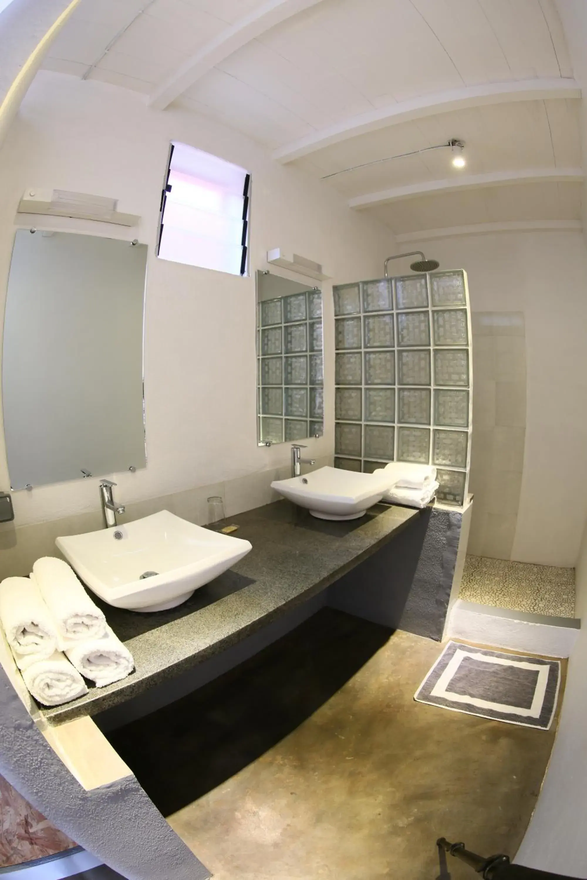 Family Room with Bathroom in Le Chat'o Park Hotel Ivato Airport NAVETTE GRATUITE H24 Family Room with Bathroom in Le Chat'o Park Hotel Ivato Airport NAVETTE GRATUITE H24