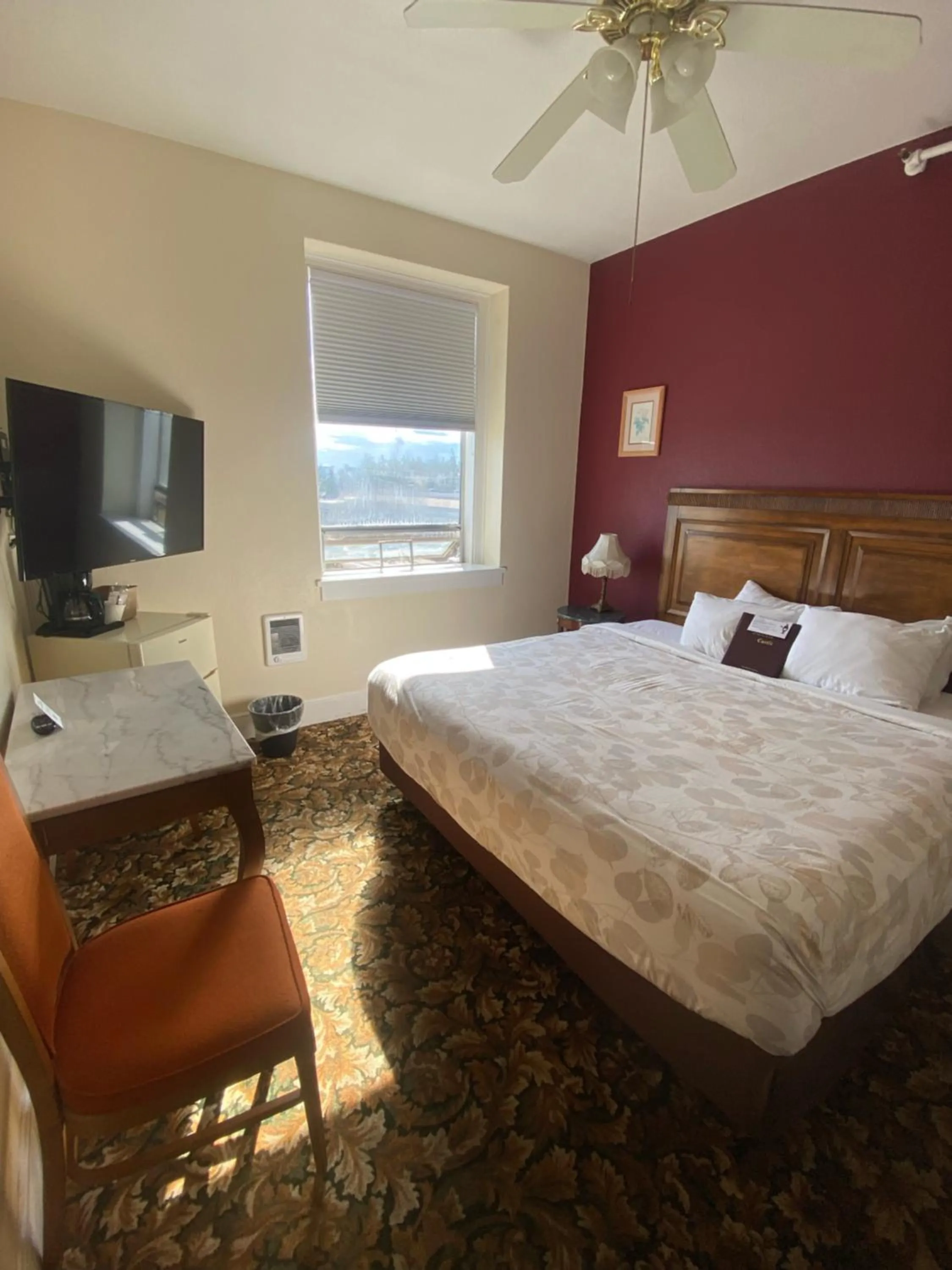 Photo of the whole room, Bed in Manresa Castle