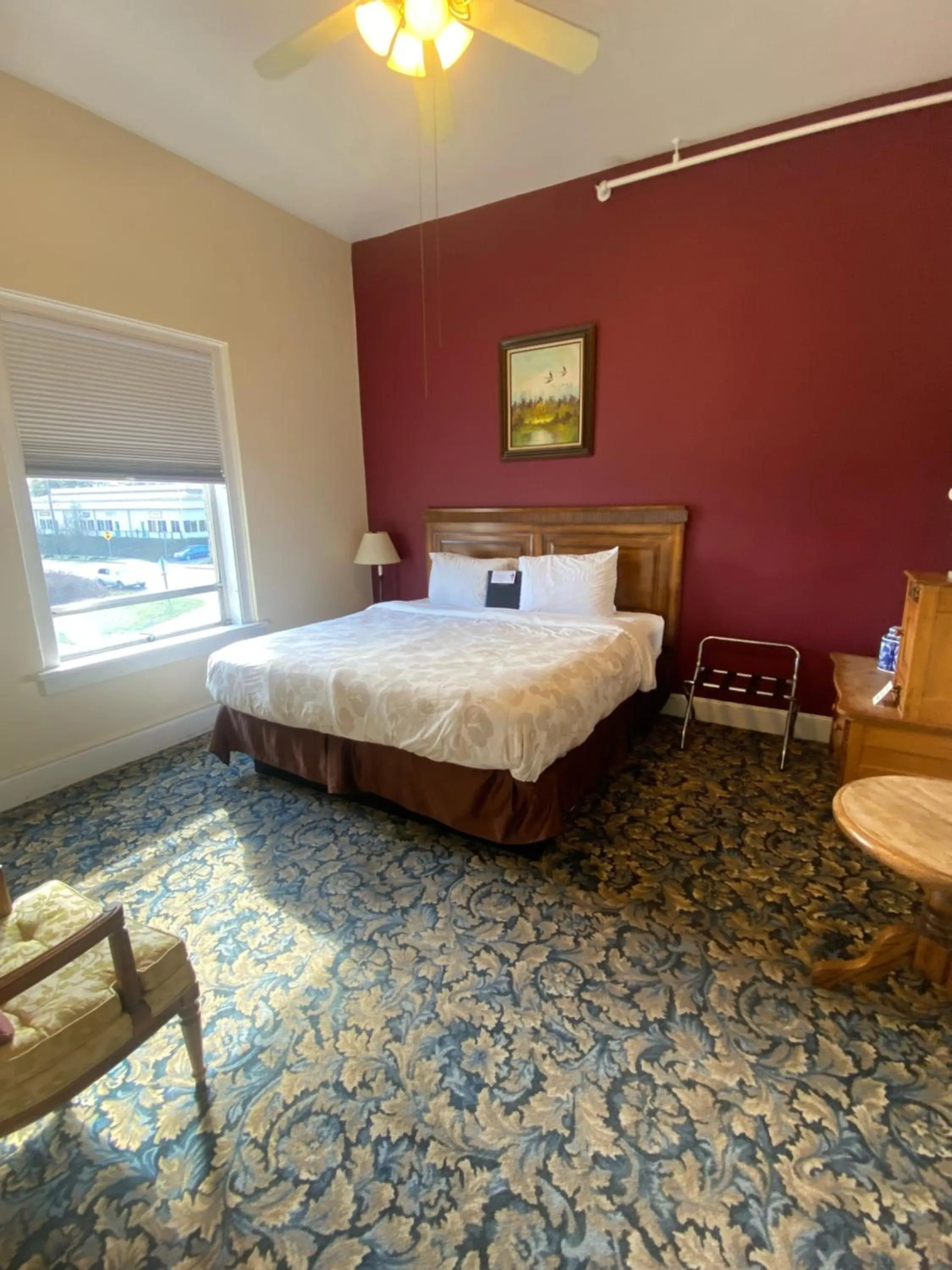 Photo of the whole room, Bed in Manresa Castle