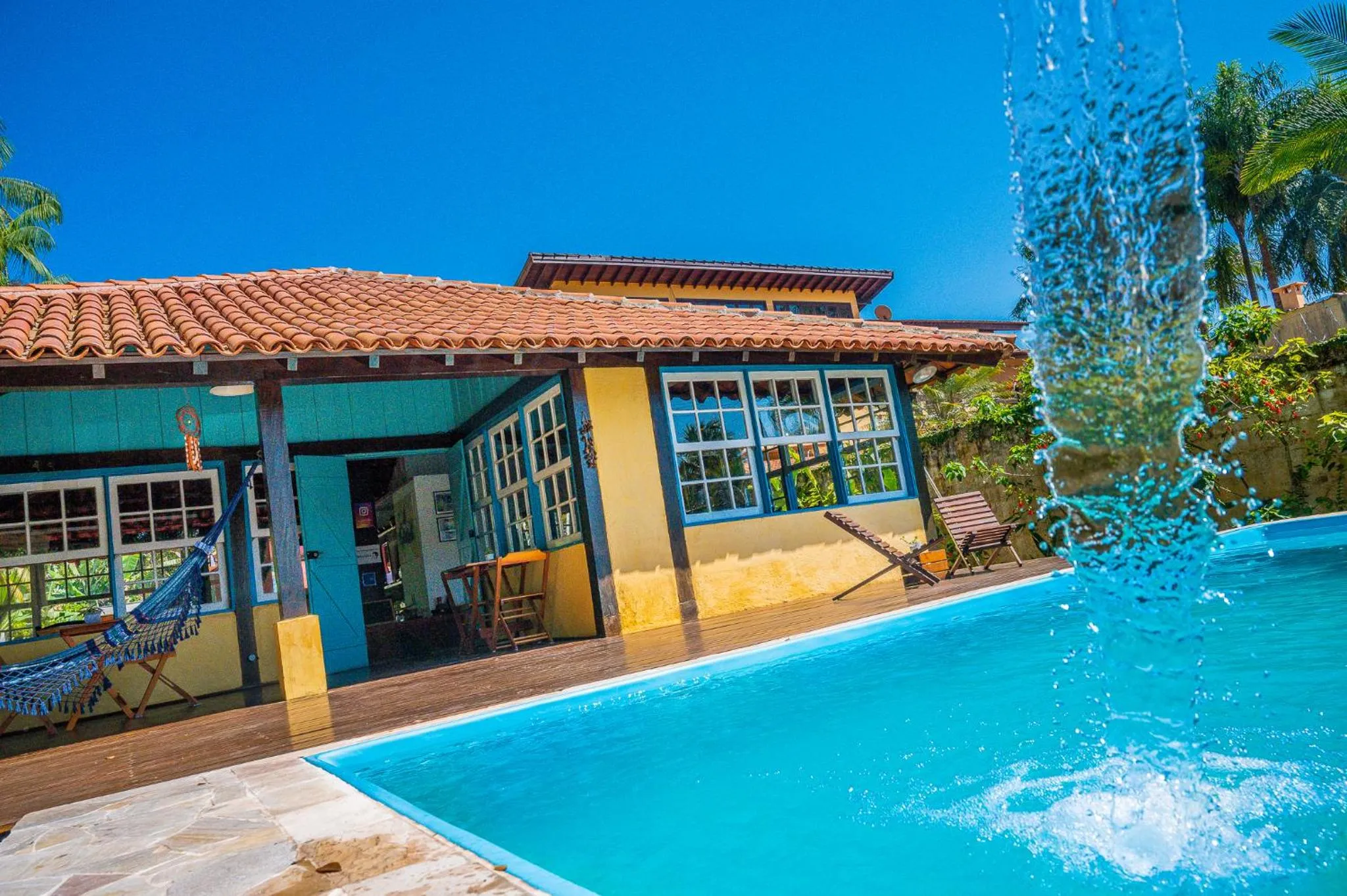 Swimming pool in Casa do Pescador Camburi