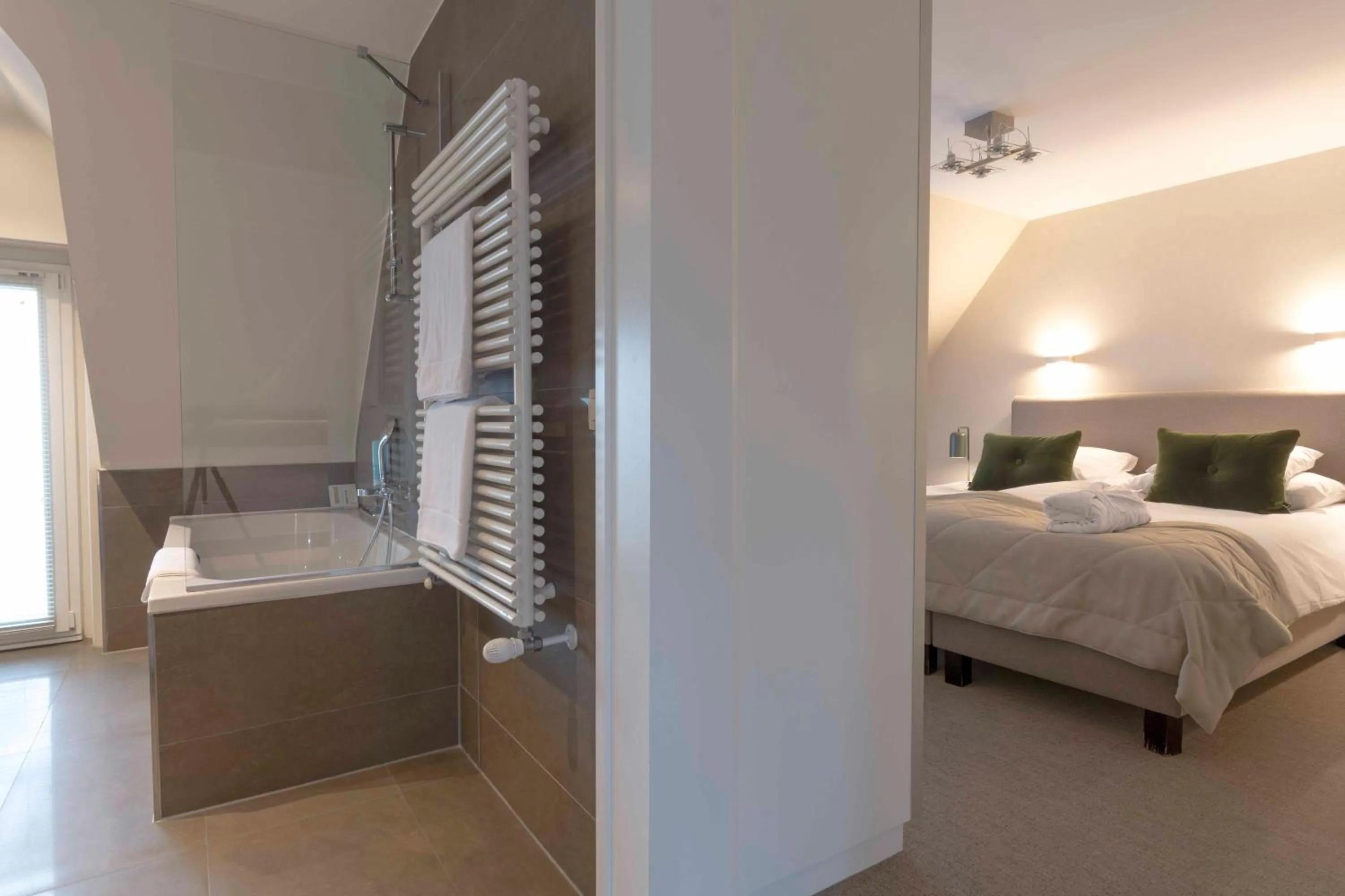 Bathroom, Bed in Hotel Lugano
