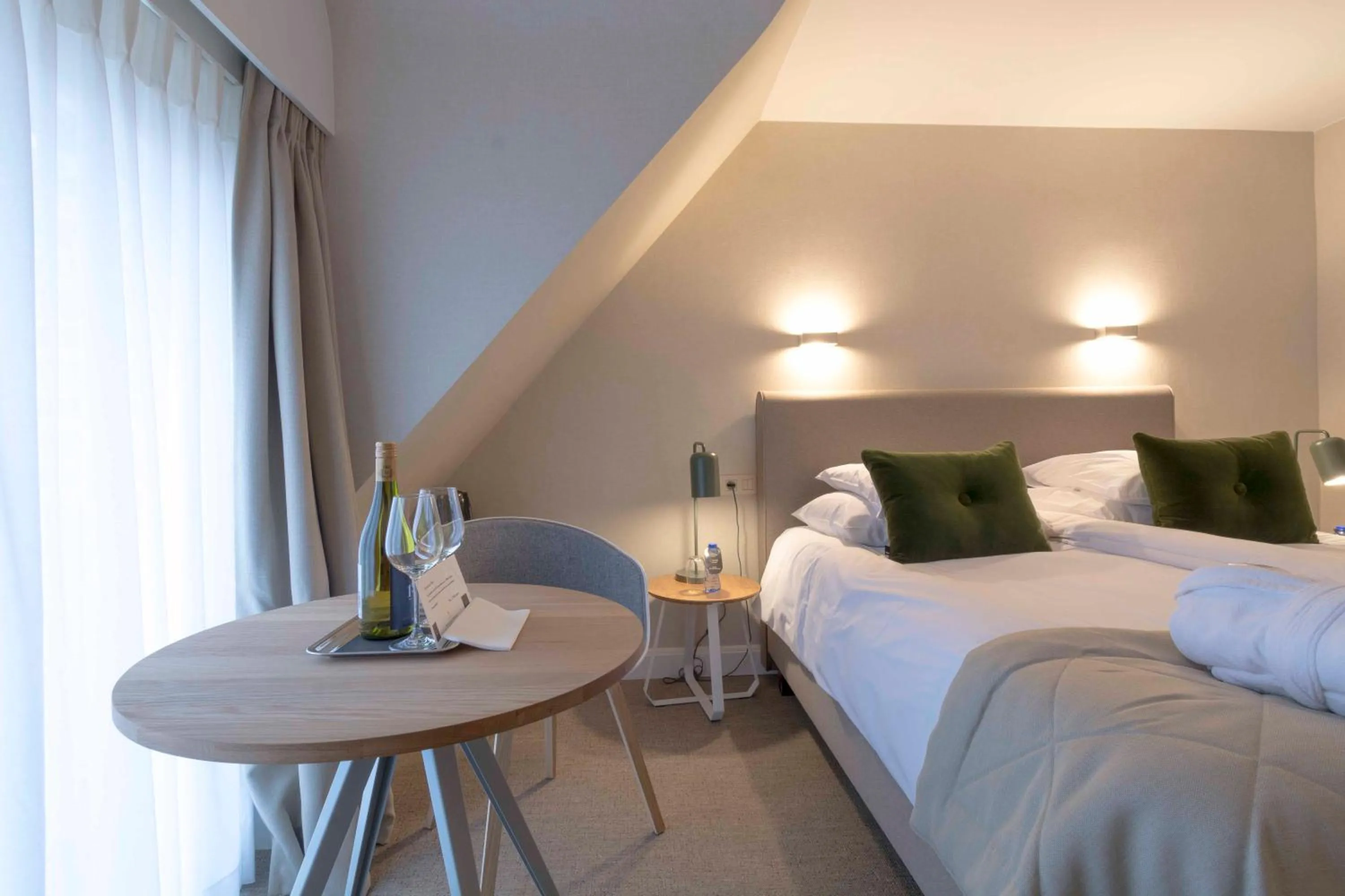 Seating area, Bed in Hotel Lugano