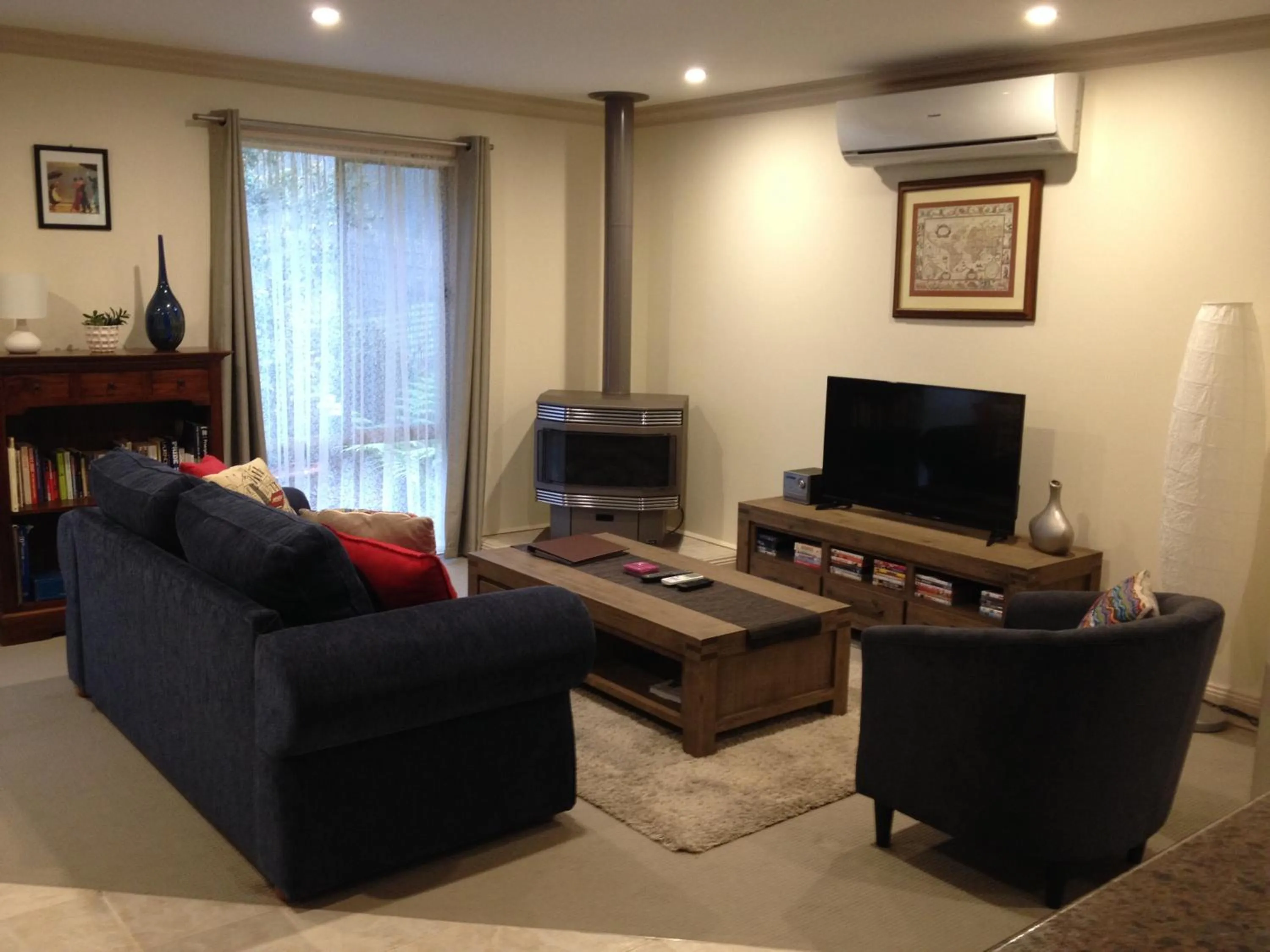 Living room in Emerald Creek Cottages