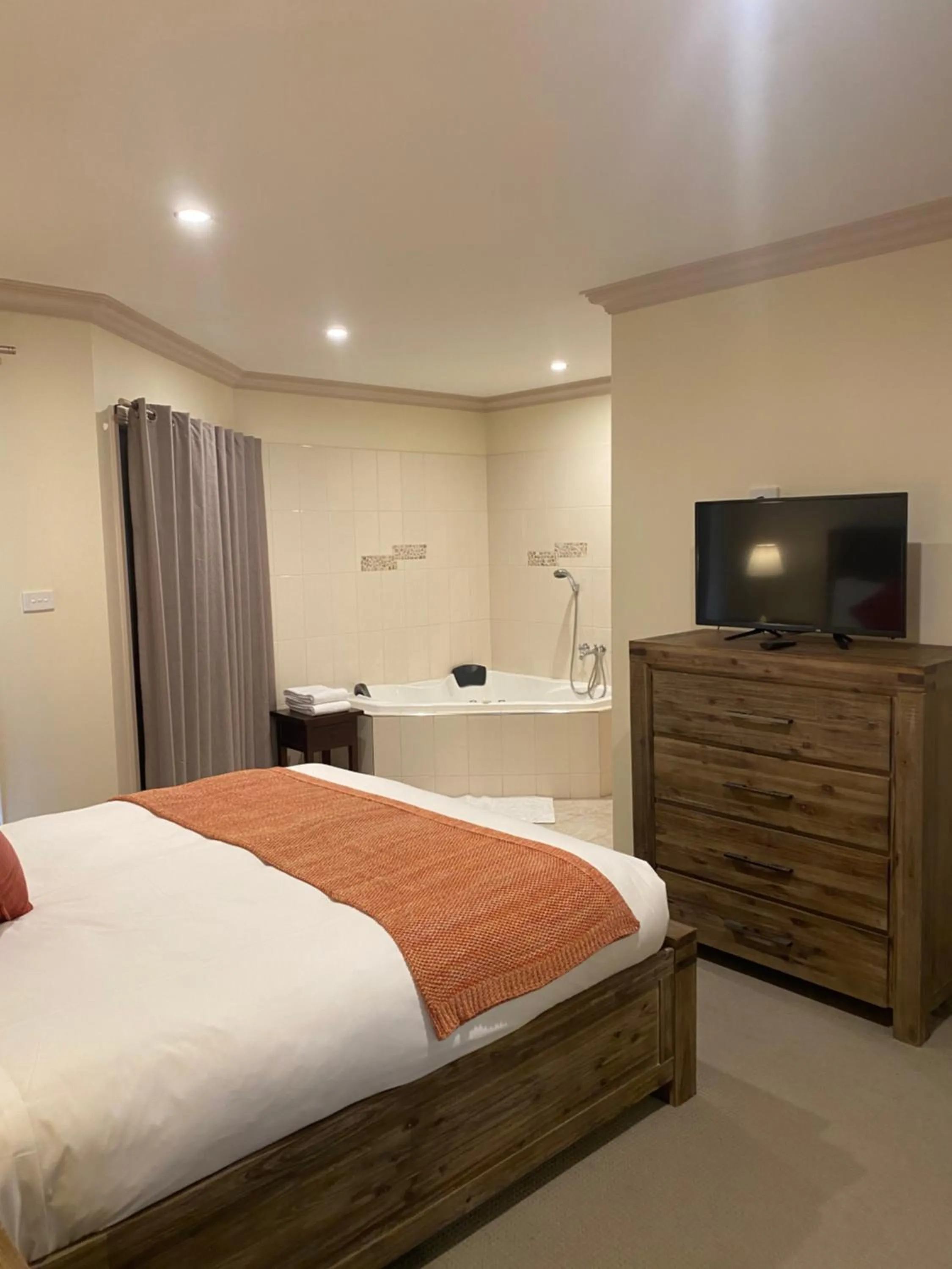 Bed in Emerald Creek Cottages