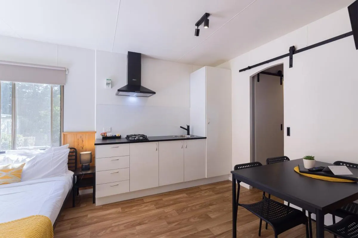 Kitchen or kitchenette, Bed in Daylesford Holiday Park