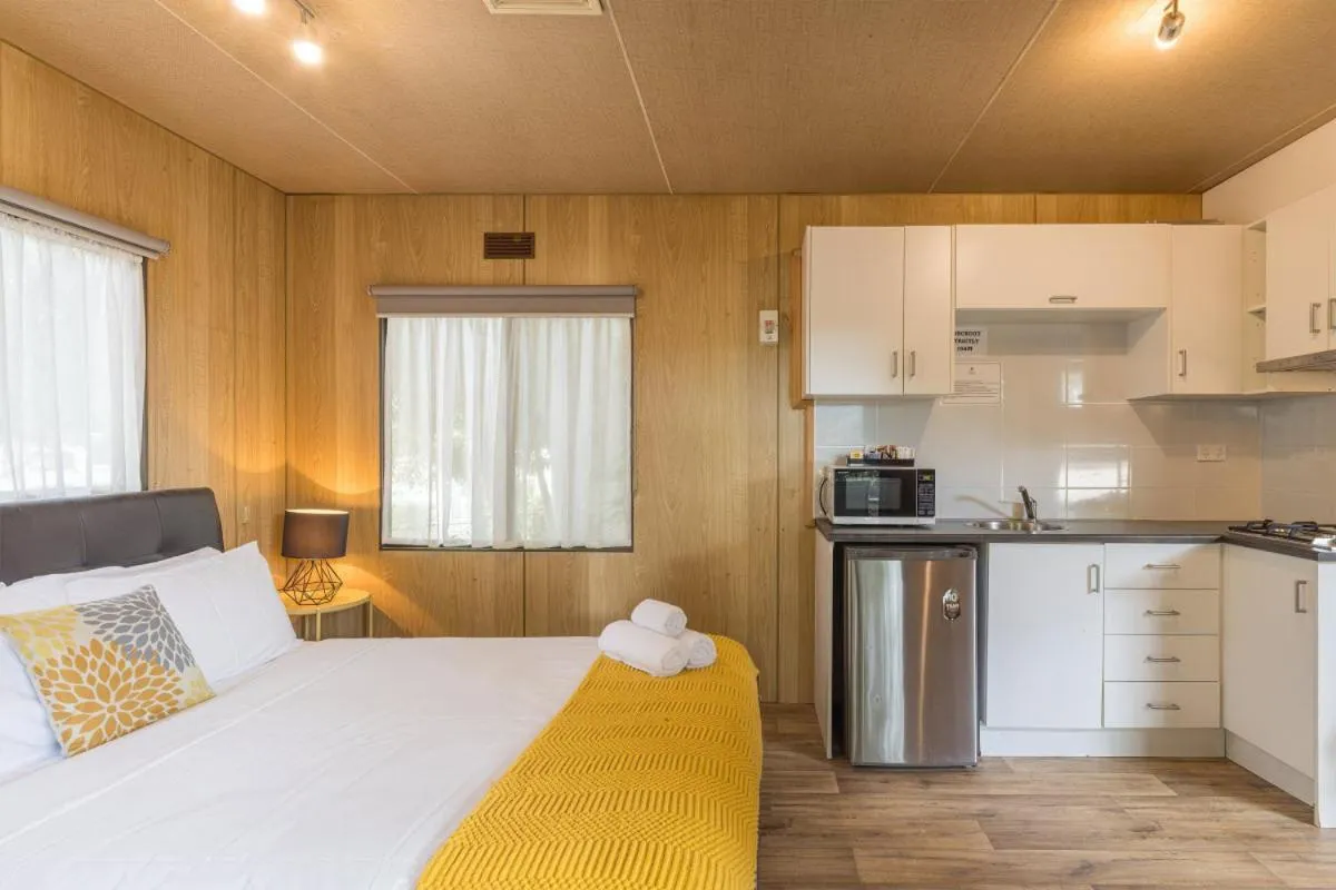 Kitchen or kitchenette, Bed in Daylesford Holiday Park