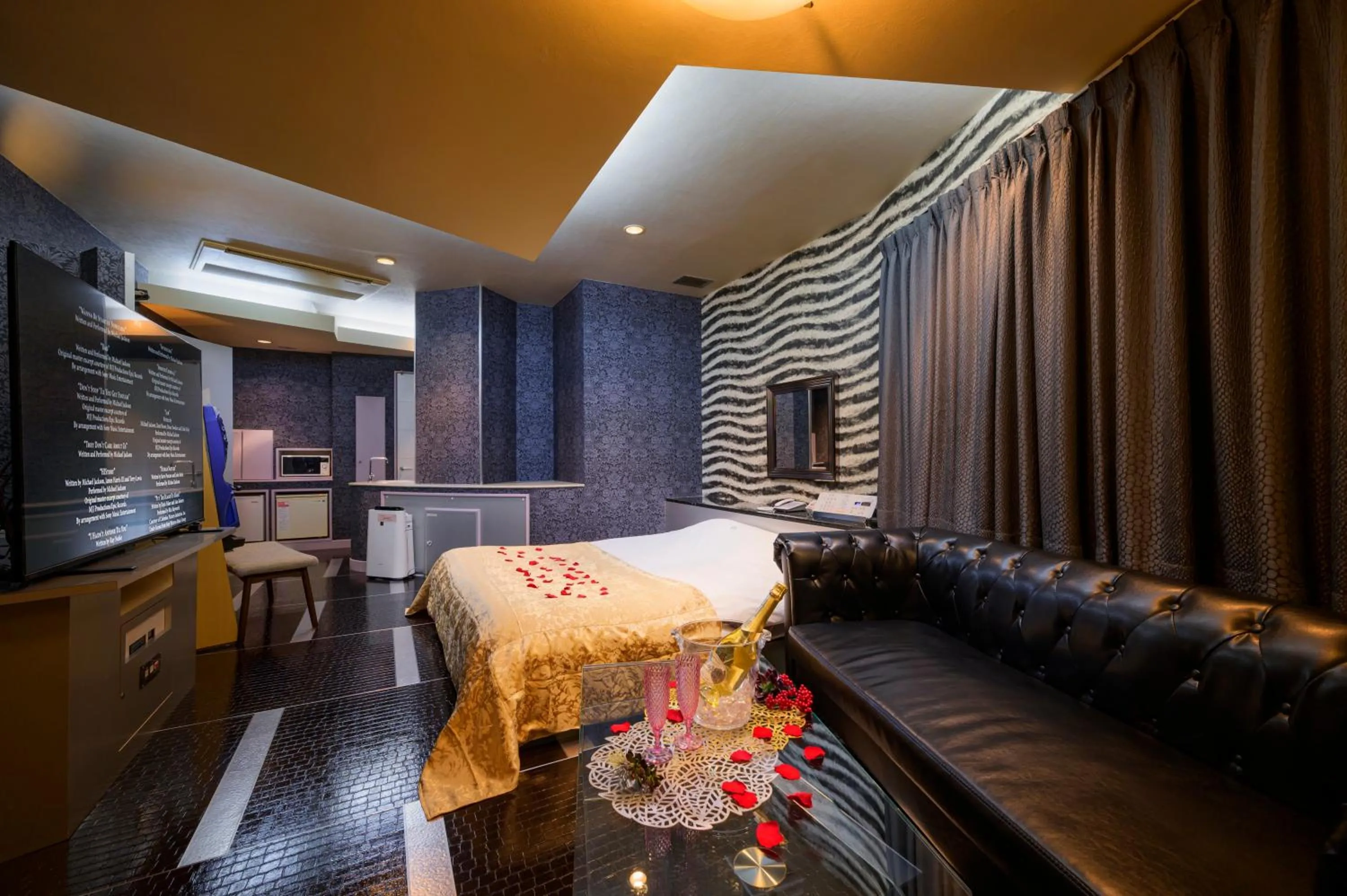 Bed in Happy Kiss (Adult Only)