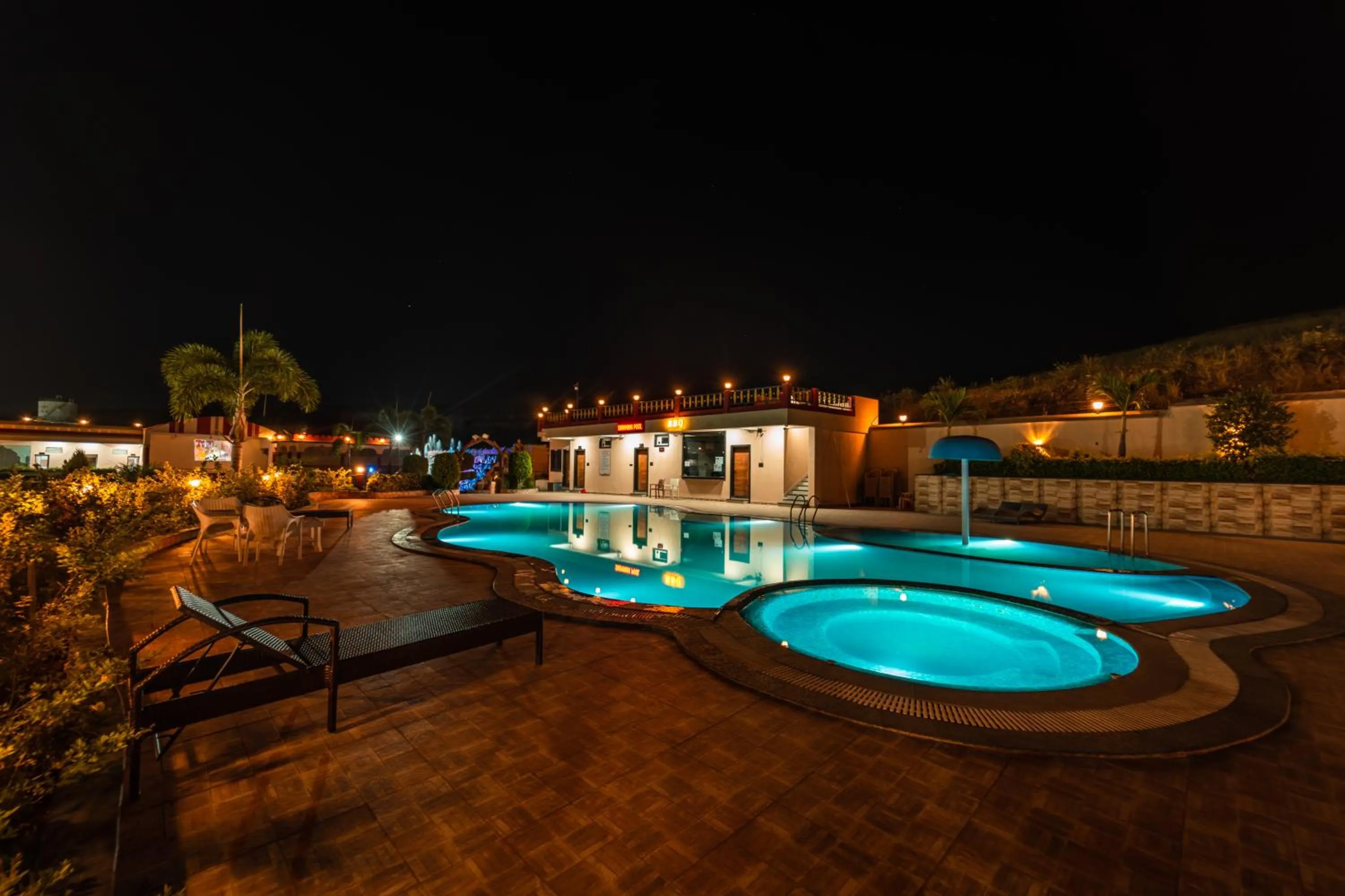 Pool view in Hotel Royal Palace