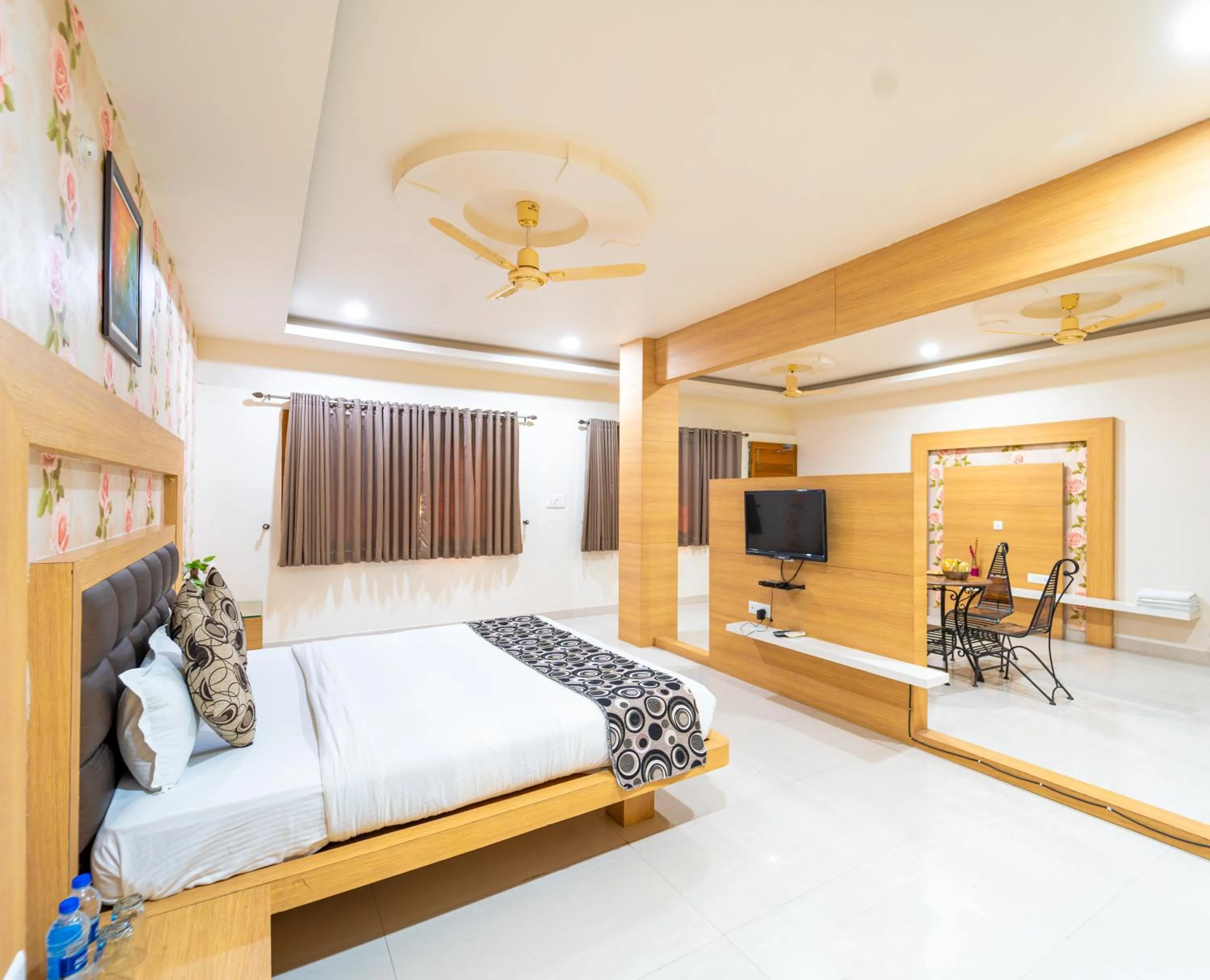 Bedroom, Bed in Hotel Royal Palace