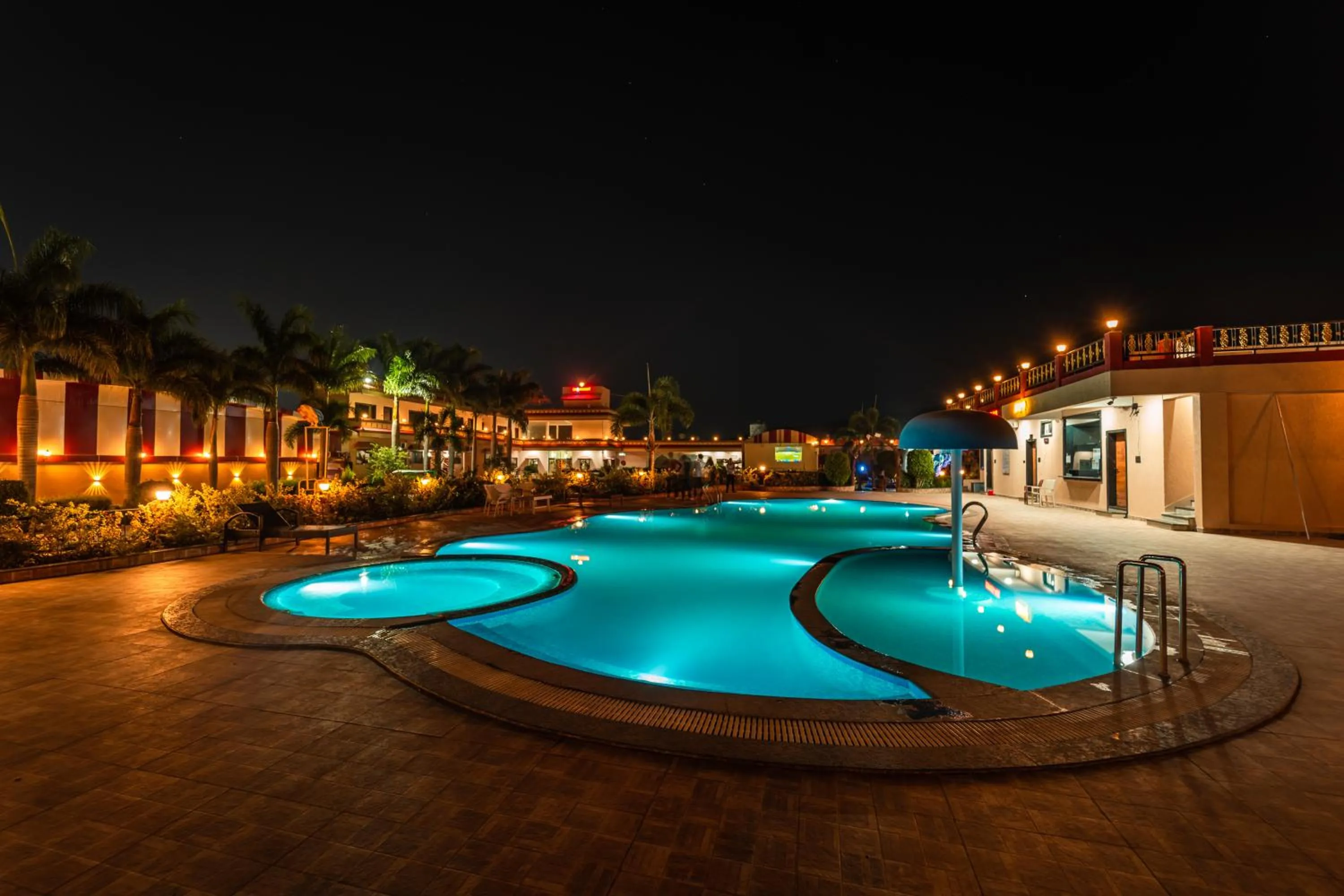 Swimming pool in Hotel Royal Palace