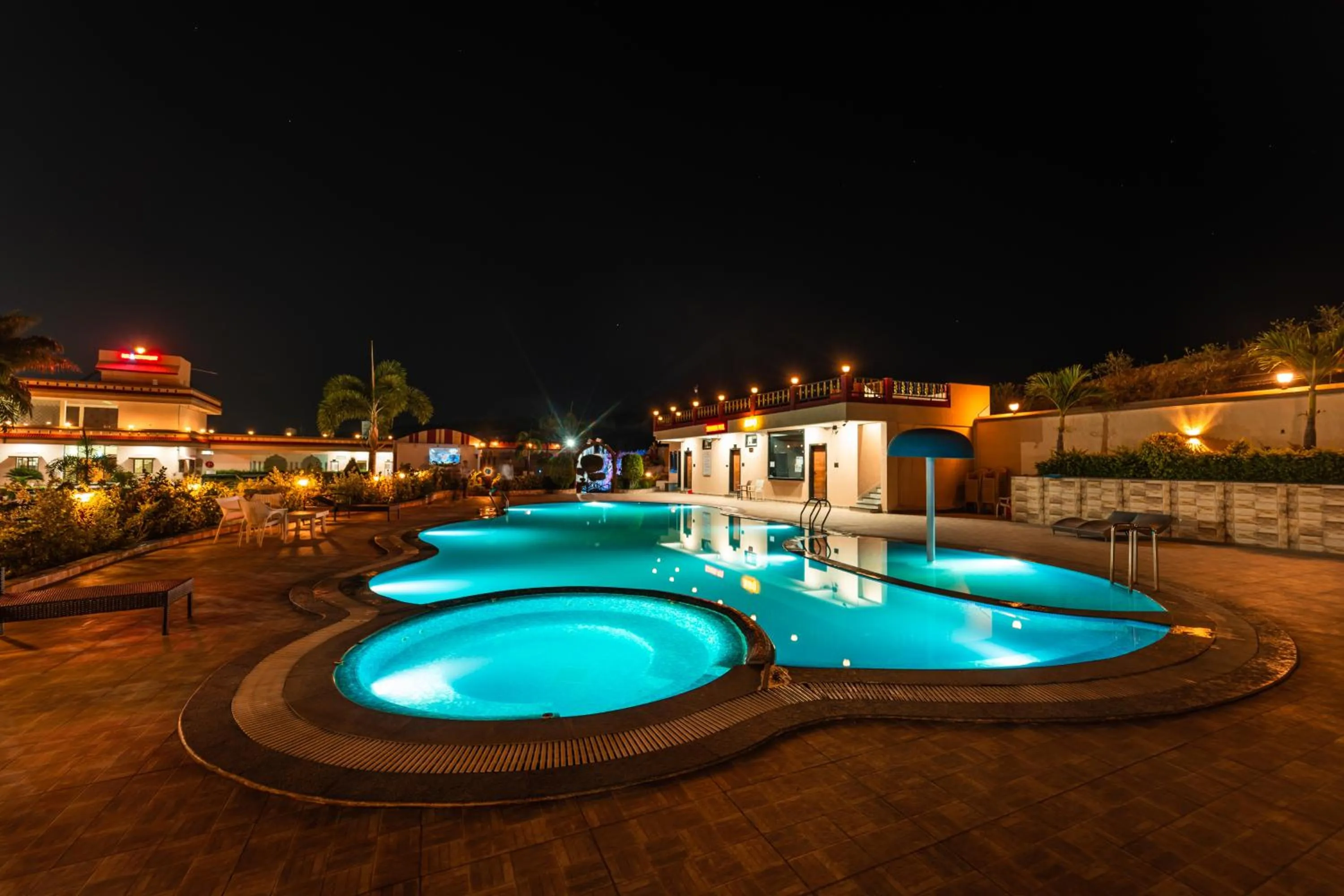 Swimming pool in Hotel Royal Palace