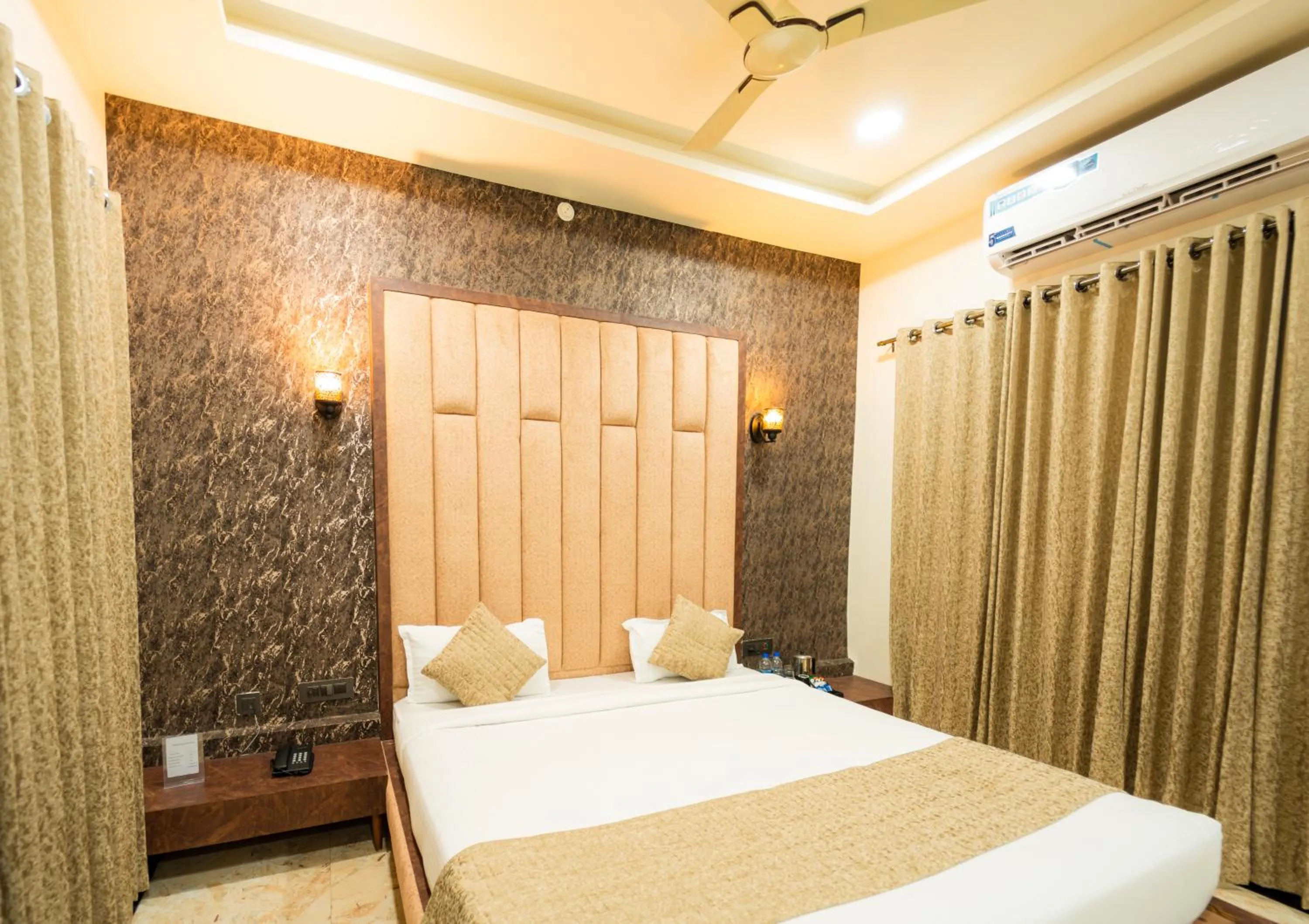 Bedroom, Bed in Hotel Royal Palace