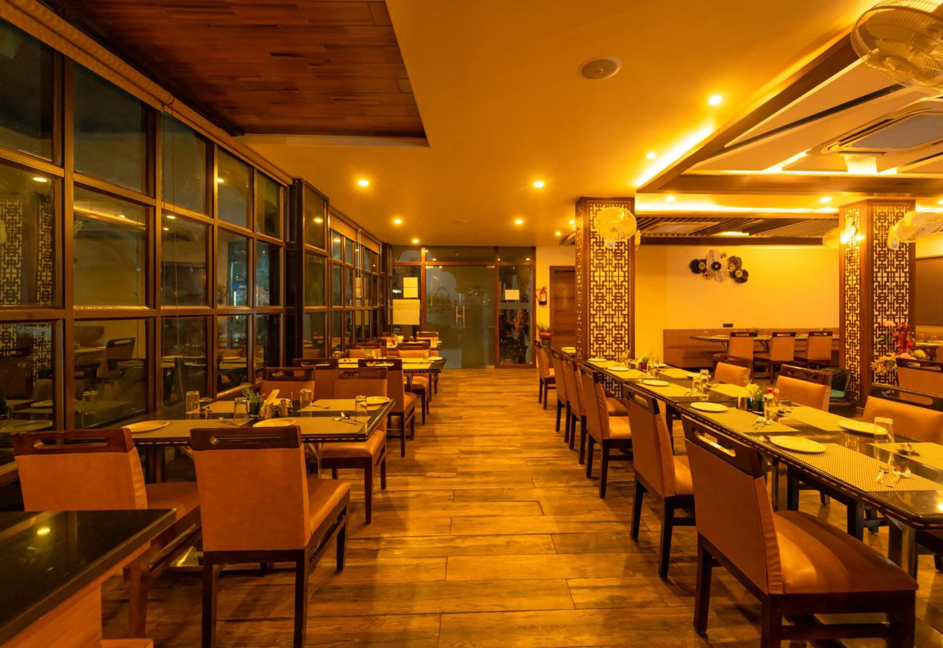 Restaurant/places to eat in Hotel Royal Palace