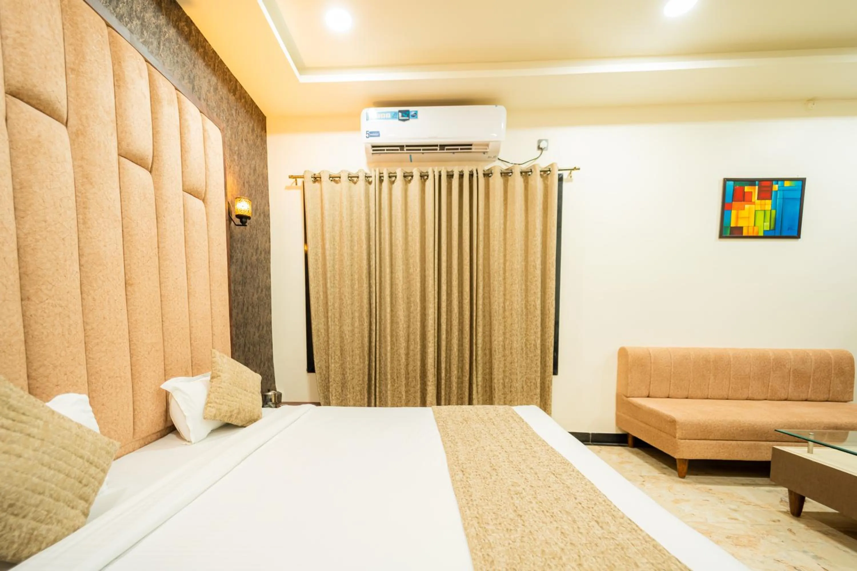 Bedroom, Bed in Hotel Royal Palace