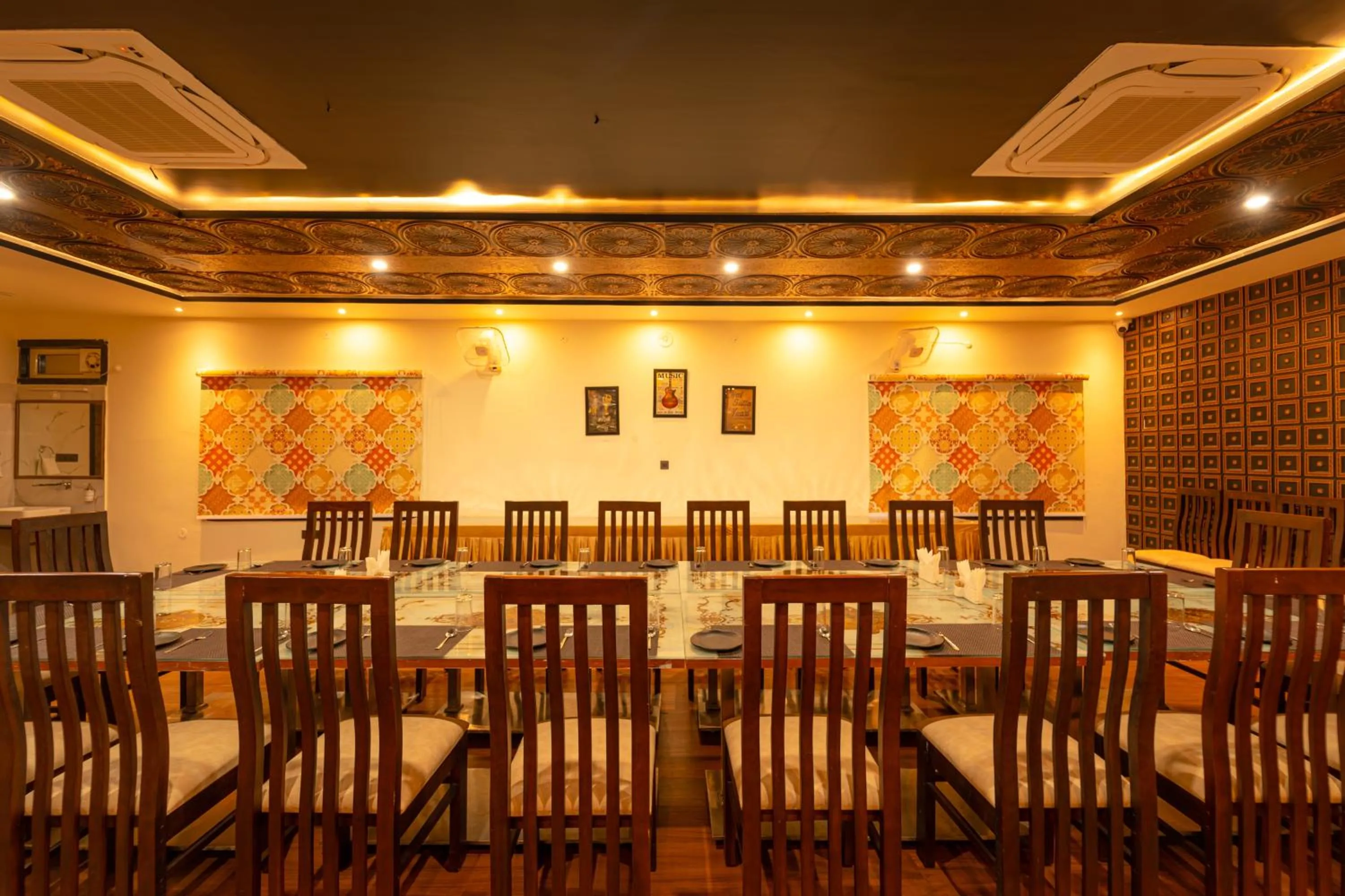 Restaurant/places to eat in Hotel Royal Palace