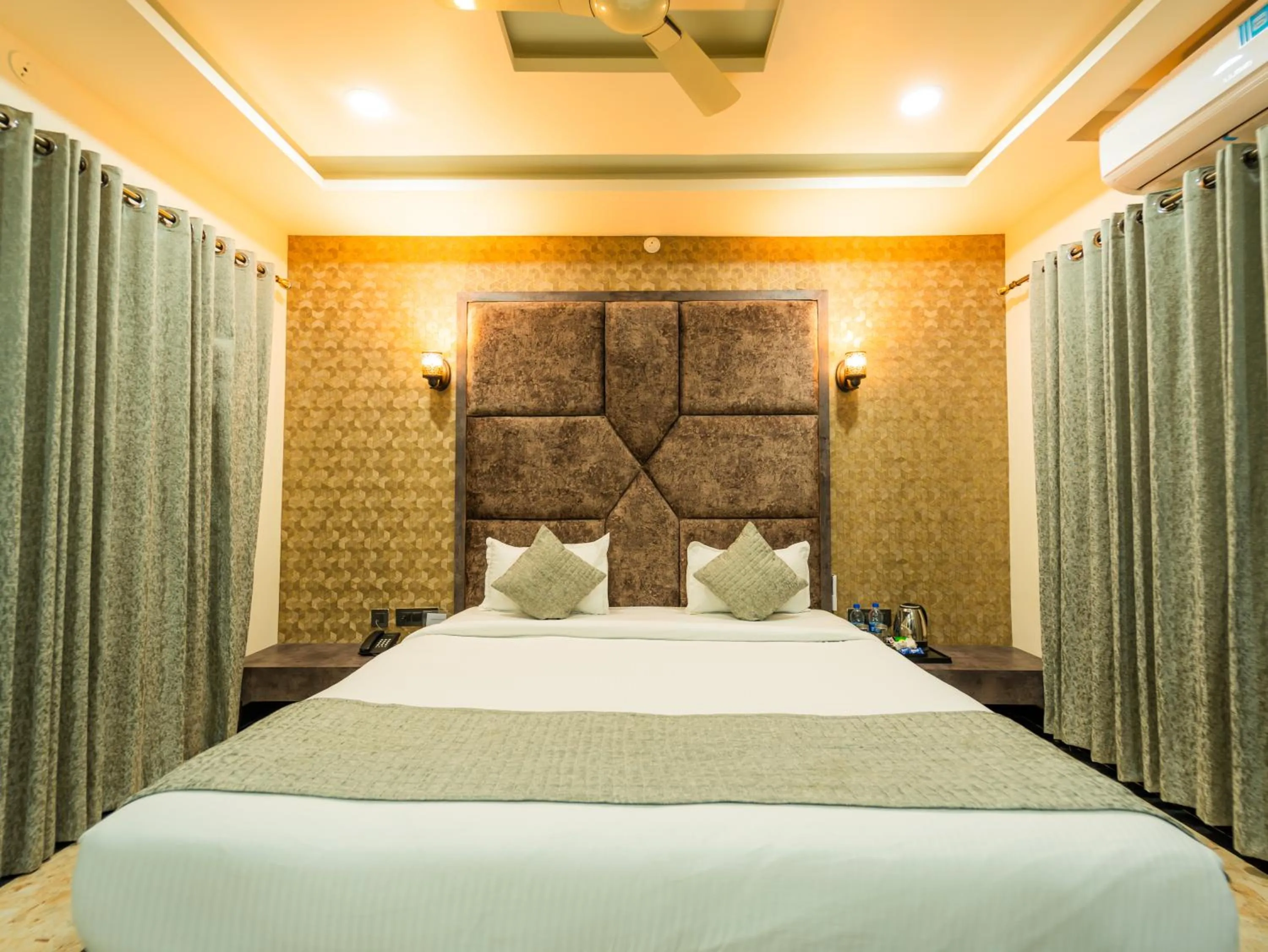 Bedroom, Bed in Hotel Royal Palace