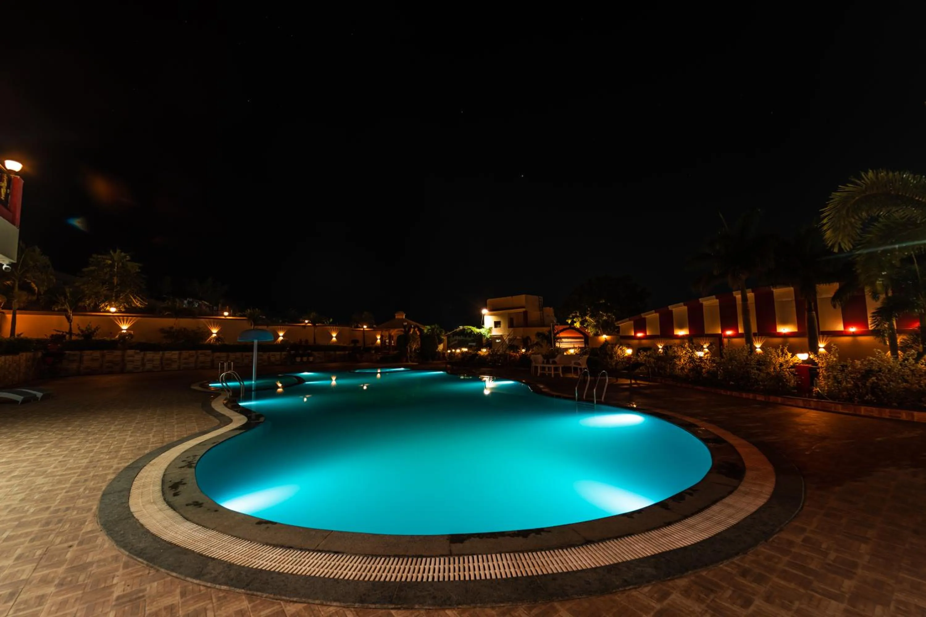Swimming pool in Hotel Royal Palace